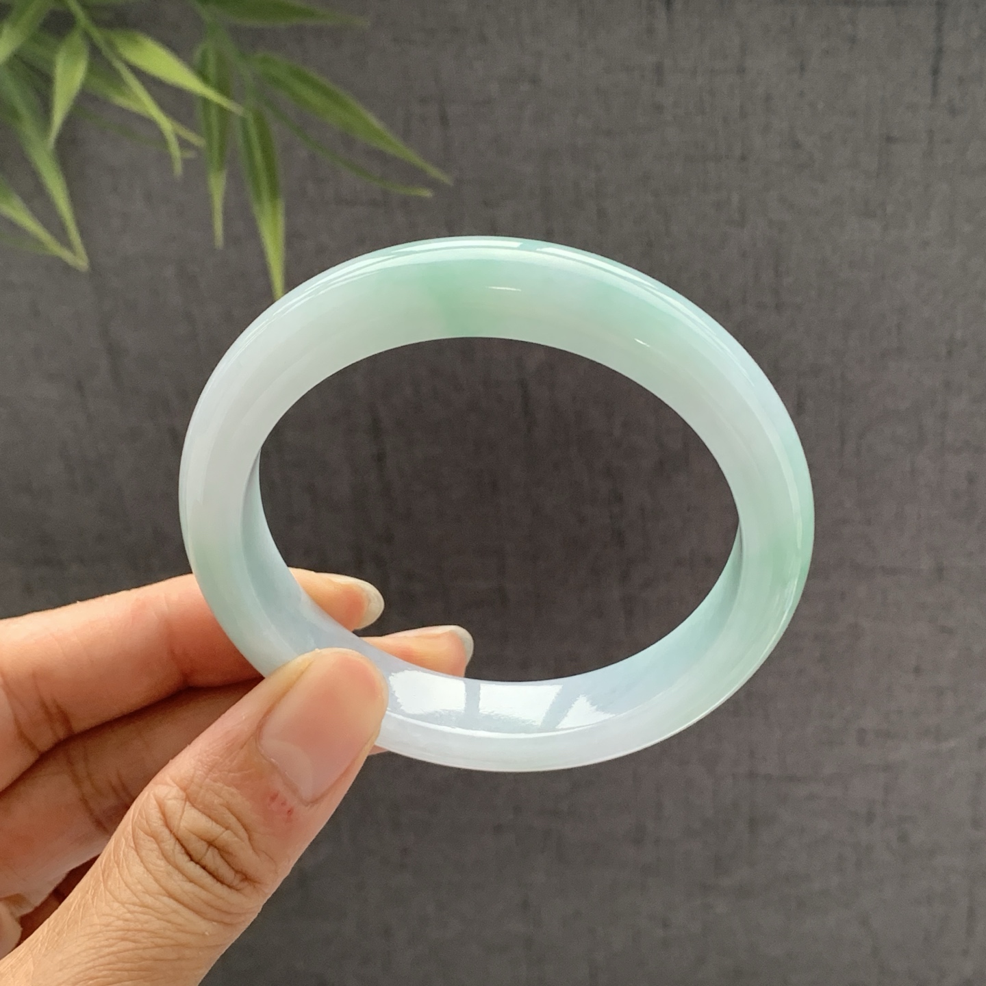 070705GX 飘绿花正圈翡翠手镯 57-11.5-8.4