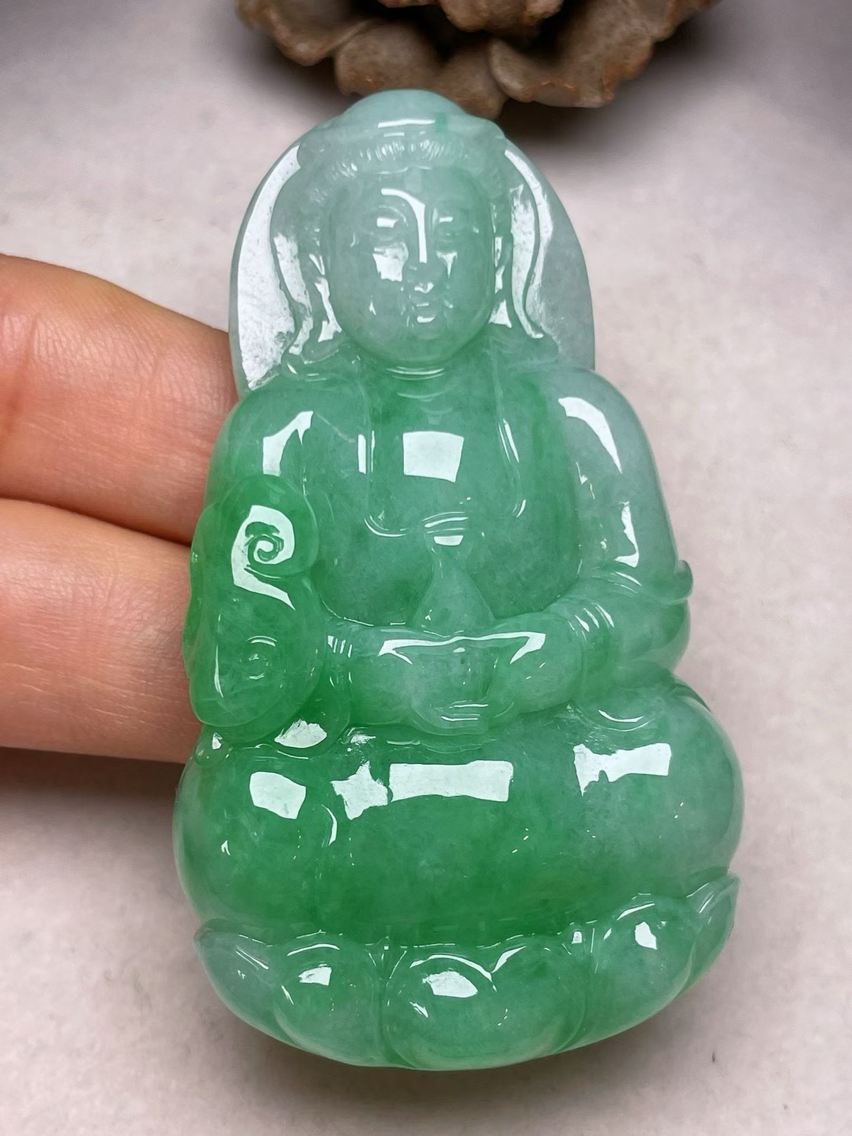 冰糯种辣色立体观音吊坠，种水好，玉质细腻 ，卖相好.