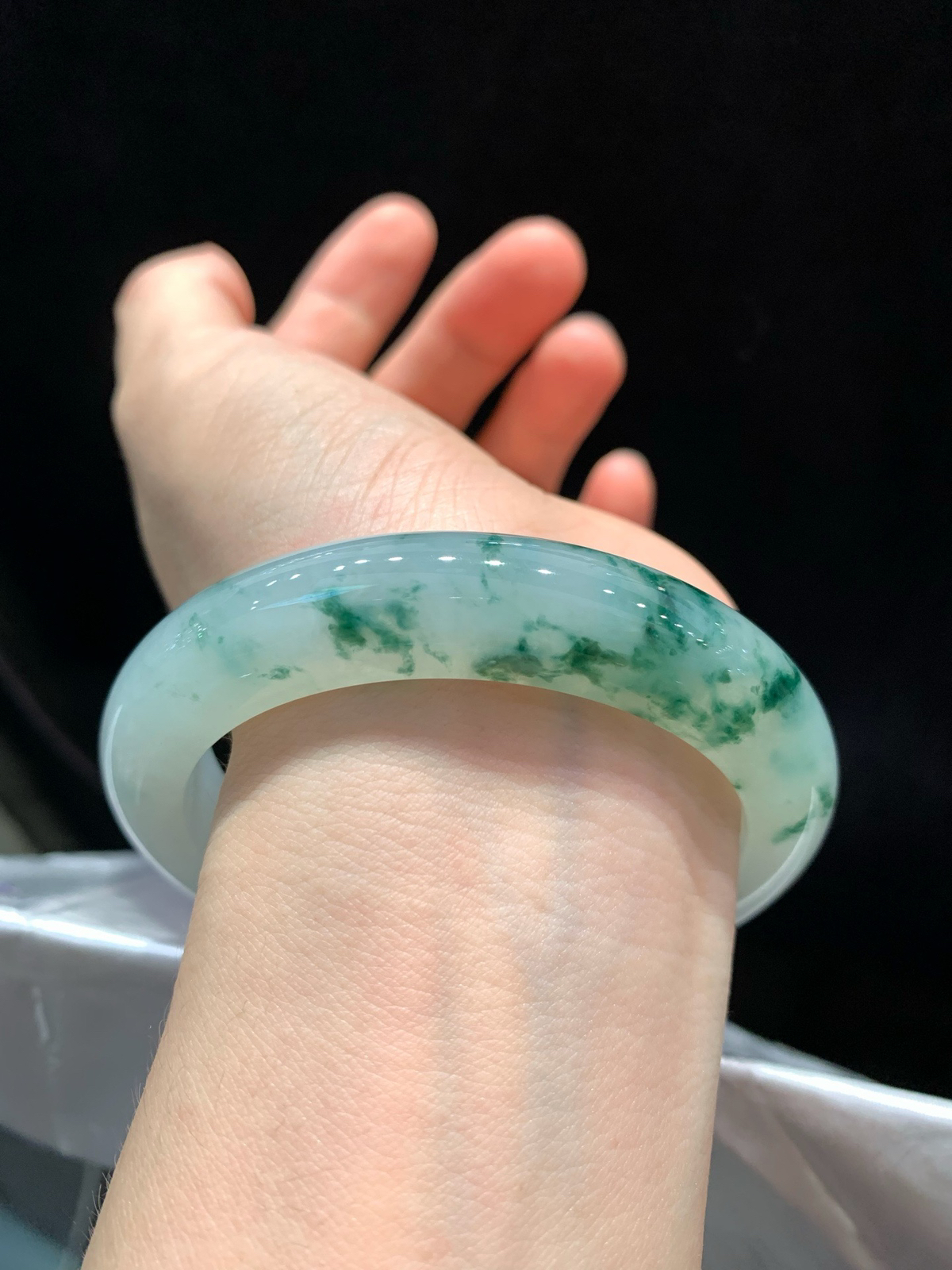 尺寸59.8/12.7/10.6，冰飘花大圈口手镯
冰透水润细腻 清新甜美