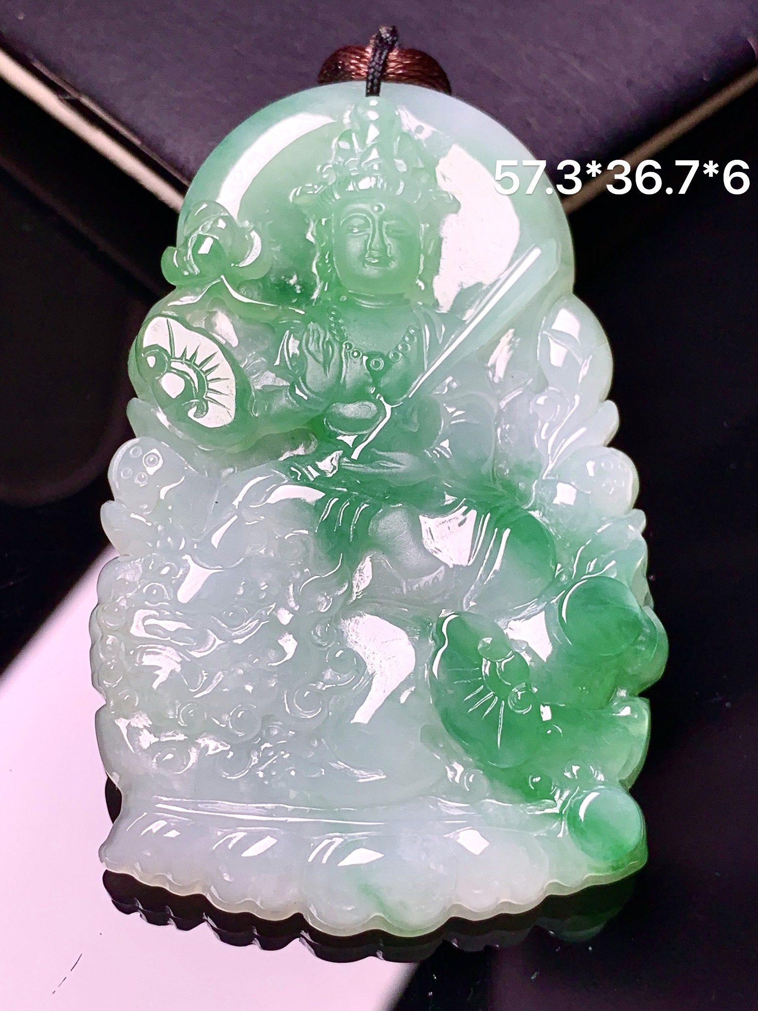 飘绿文殊观音菩萨吊坠 玉质细腻 色泽艳丽清新 整体尺寸57.3*36.7*6 b2