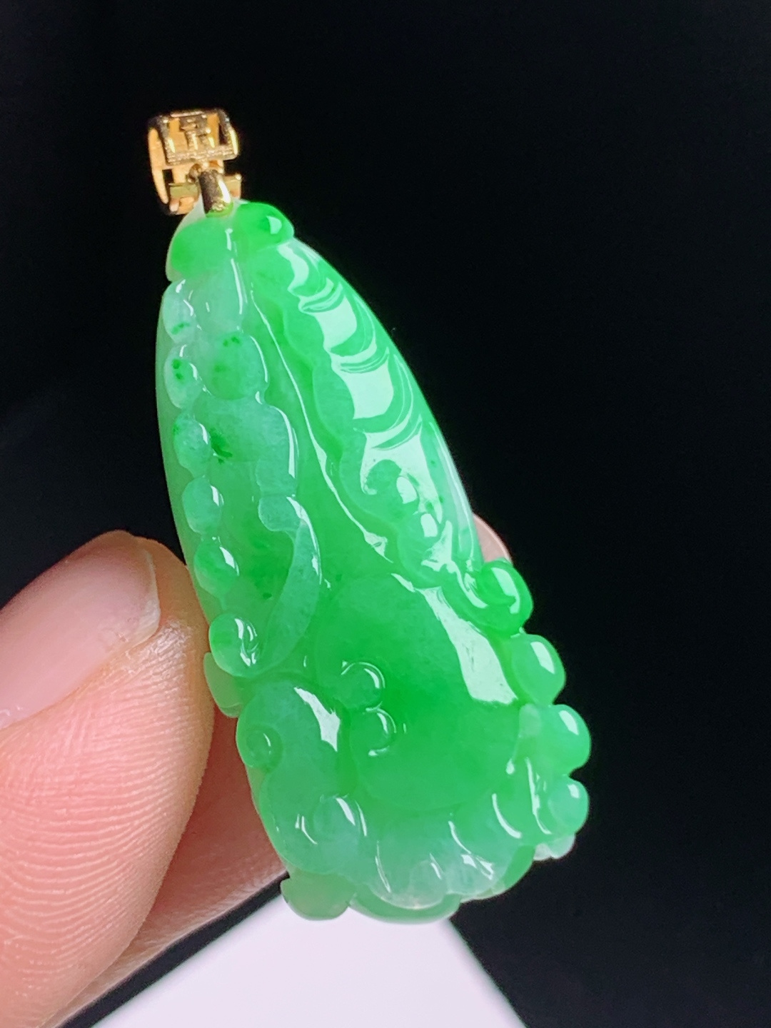 正阳绿白菜吊坠，胶感十足水头通透，雕工立体精致，福气满满 03