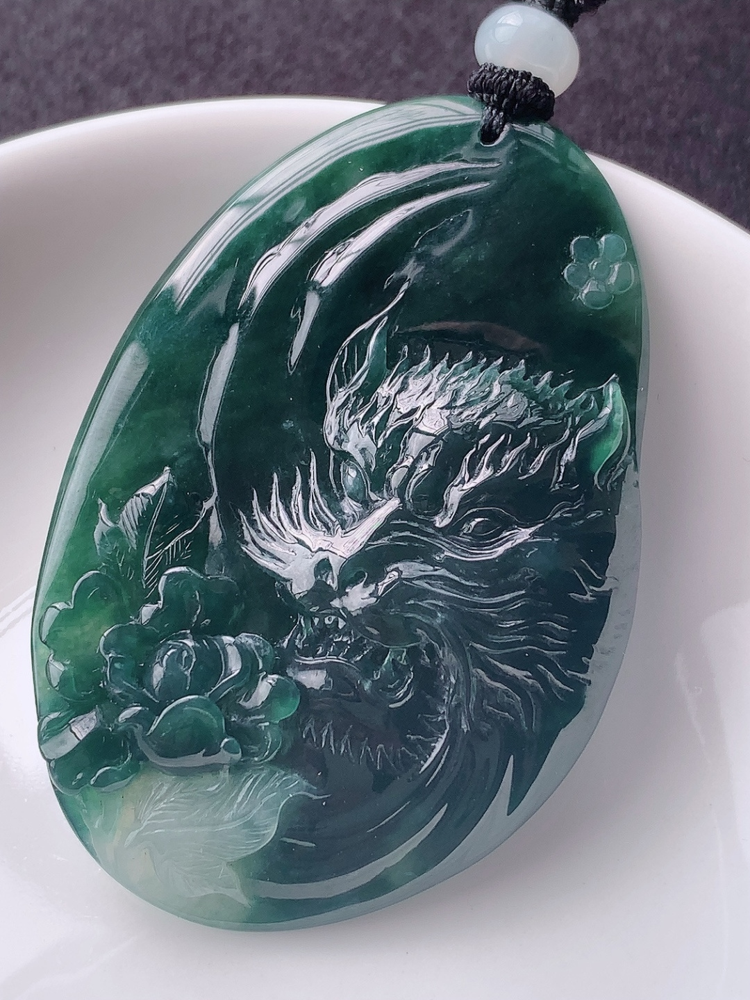 冰蓝虎牌挂件料子冰润，底子细腻，佩戴简约时尚，57.6-38.5-9.9