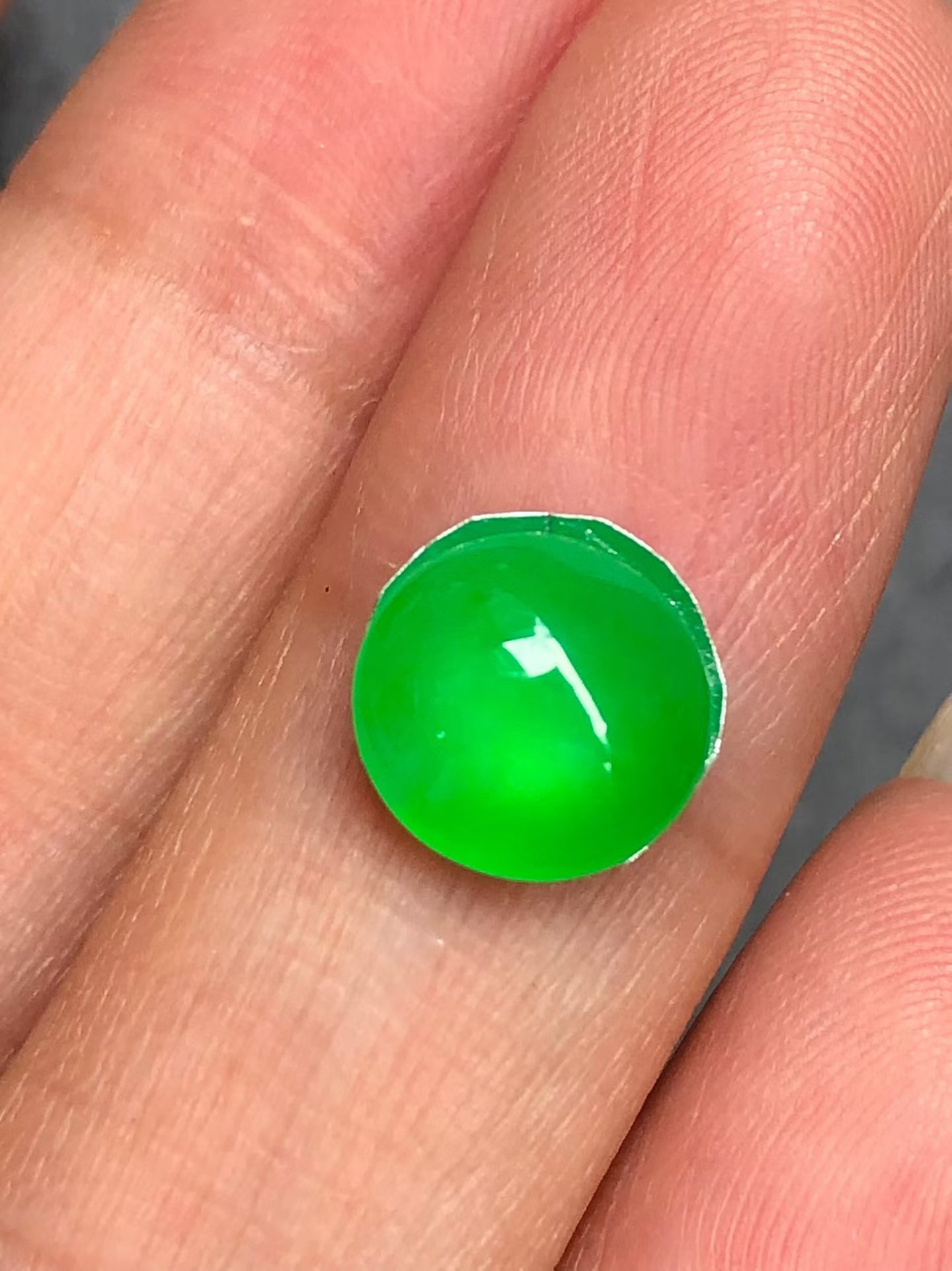 Na38002，阳绿蛋面，尺寸:8.2*7.8*3.9mm，无裂，水润润，色泽甜绿，起荧光，质量美。