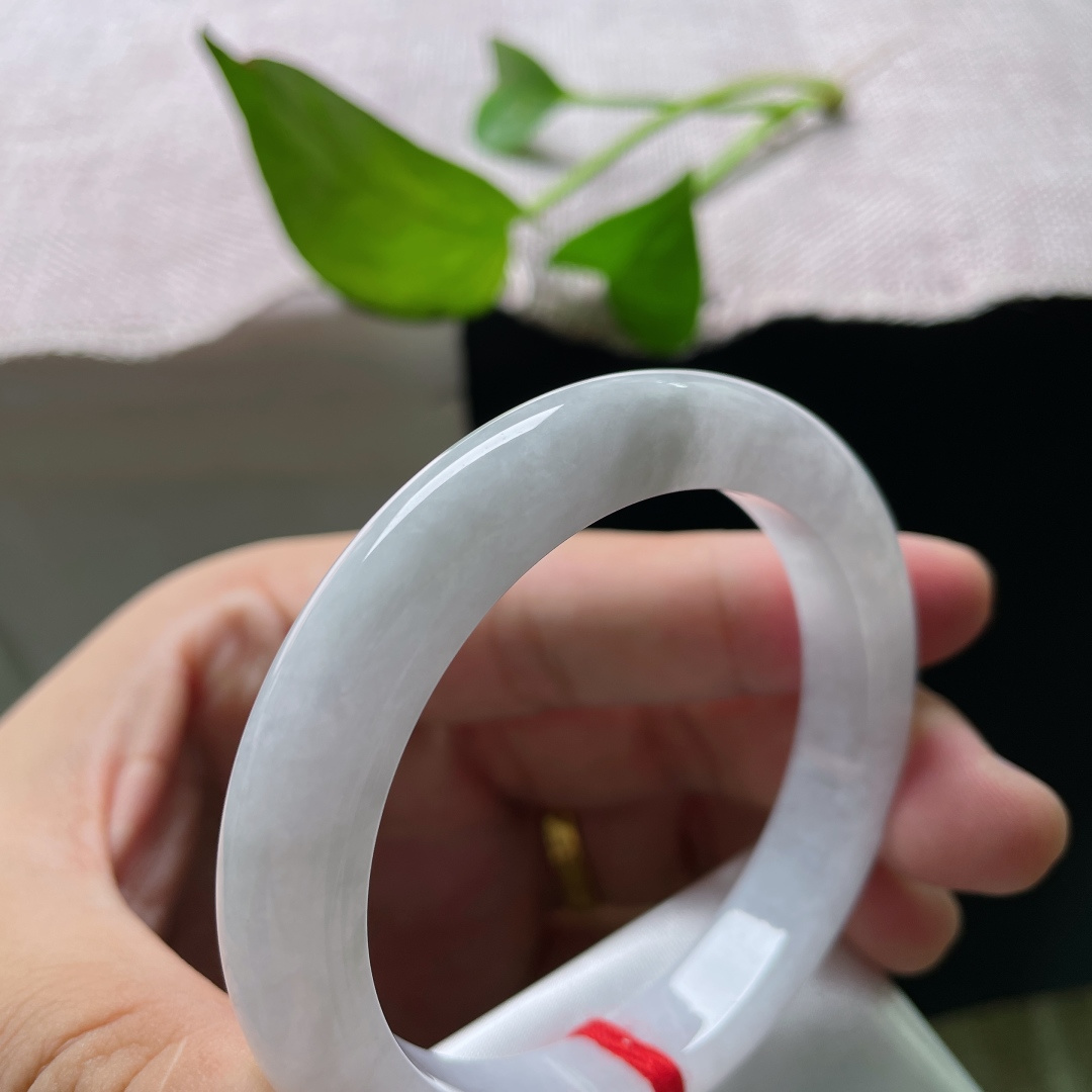53/9.9/8.5，白月光正圈，皮纹，纯净柔光白月光玉镯，底子细腻通透，清冷温柔自带纯净氛围感。ss57081a