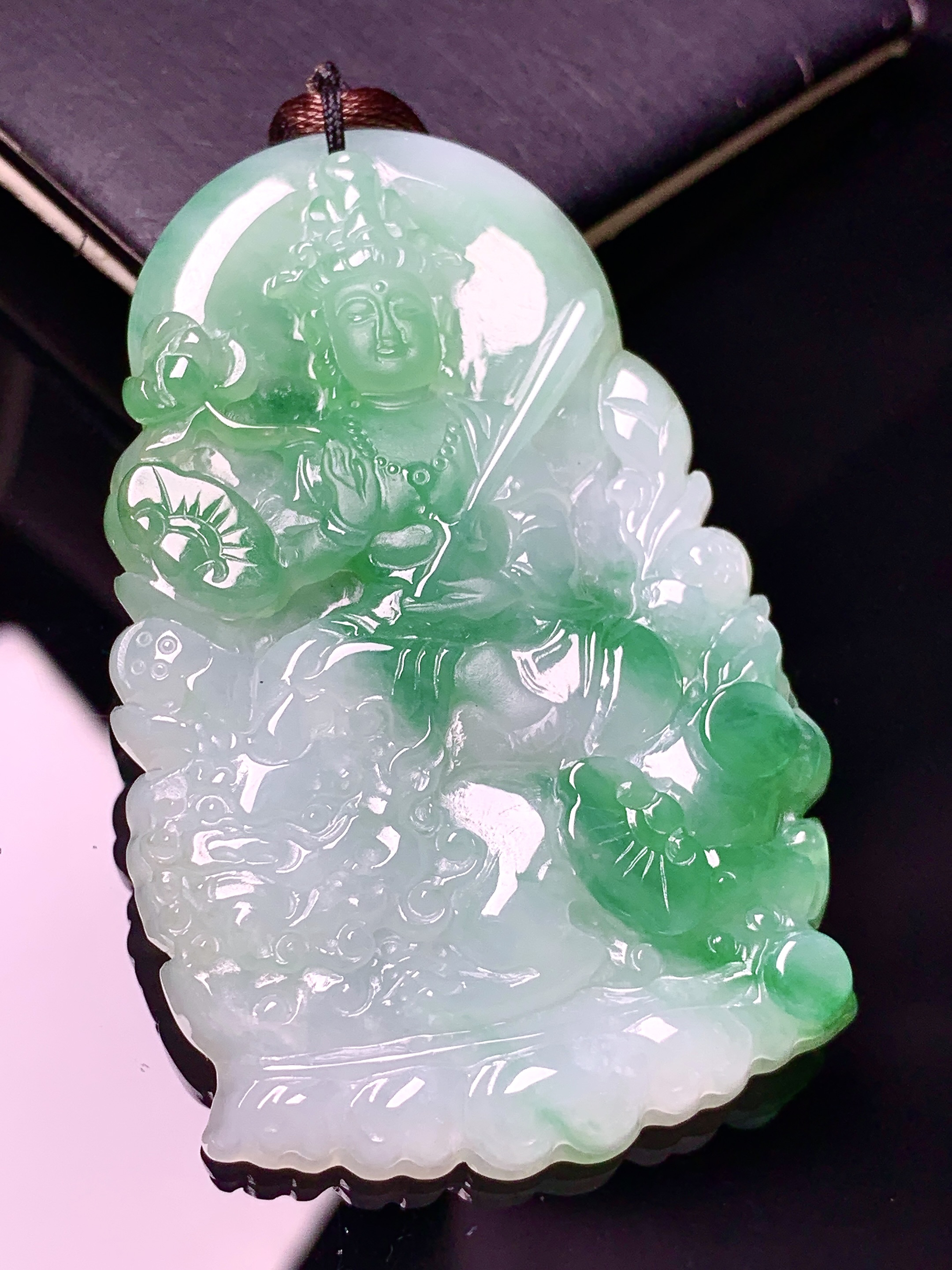 飘绿文殊观音菩萨吊坠 玉质细腻 色泽艳丽清新 整体尺寸57.3*36.7*6 b2