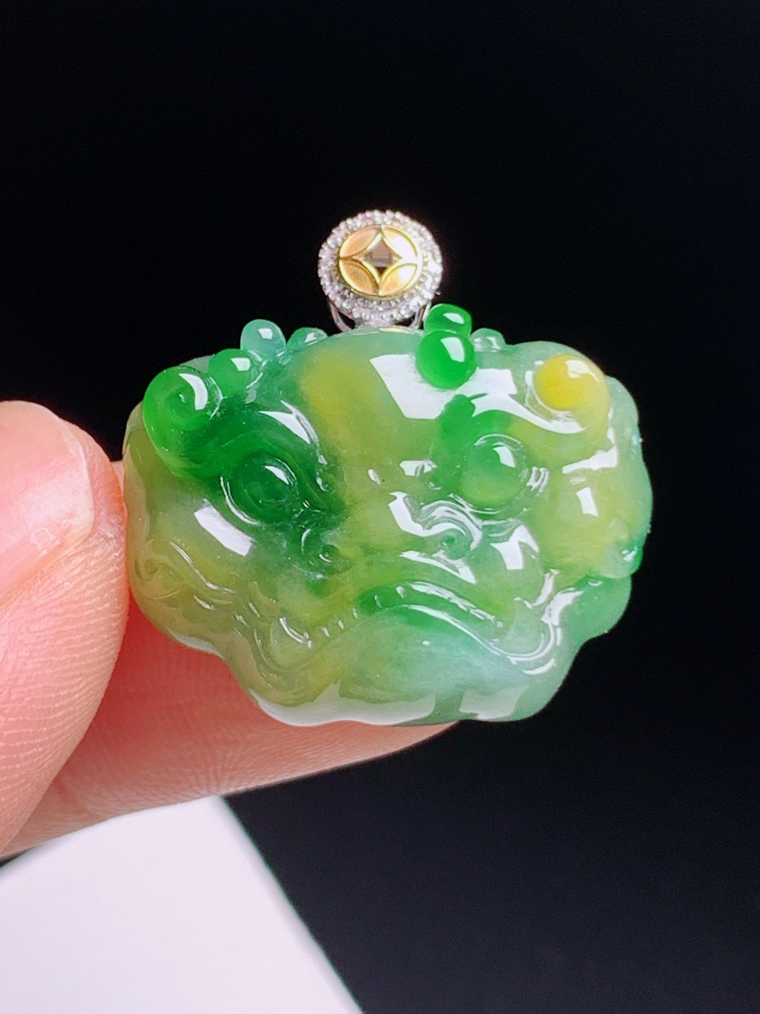 黄加绿瑞兽吊坠，色泽浓郁丰富，雕刻立体生动，金钻搭配精致大气