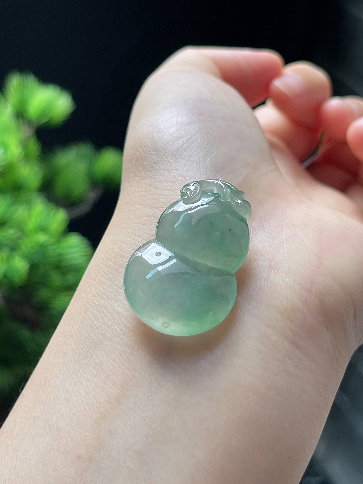 翡翠冰糯种淡绿色葫芦挂件