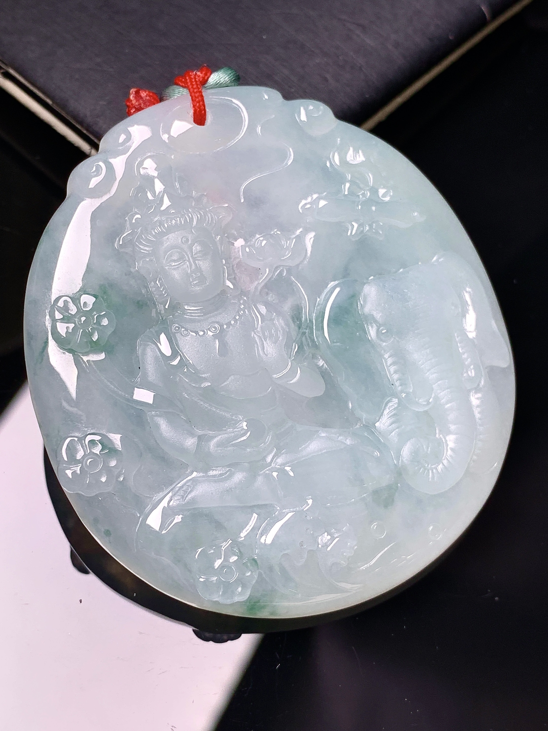飘绿普贤观音菩萨吊坠 玉质细腻 色泽艳丽清新 整体尺寸51.3*46.3*5.5 b2