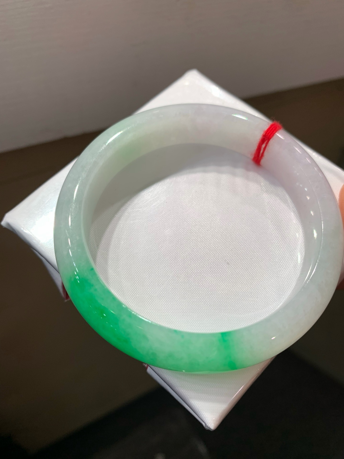 尺寸56.9/12.5/8，白底青手镯，水润细腻
清爽种老 色泽鲜艳