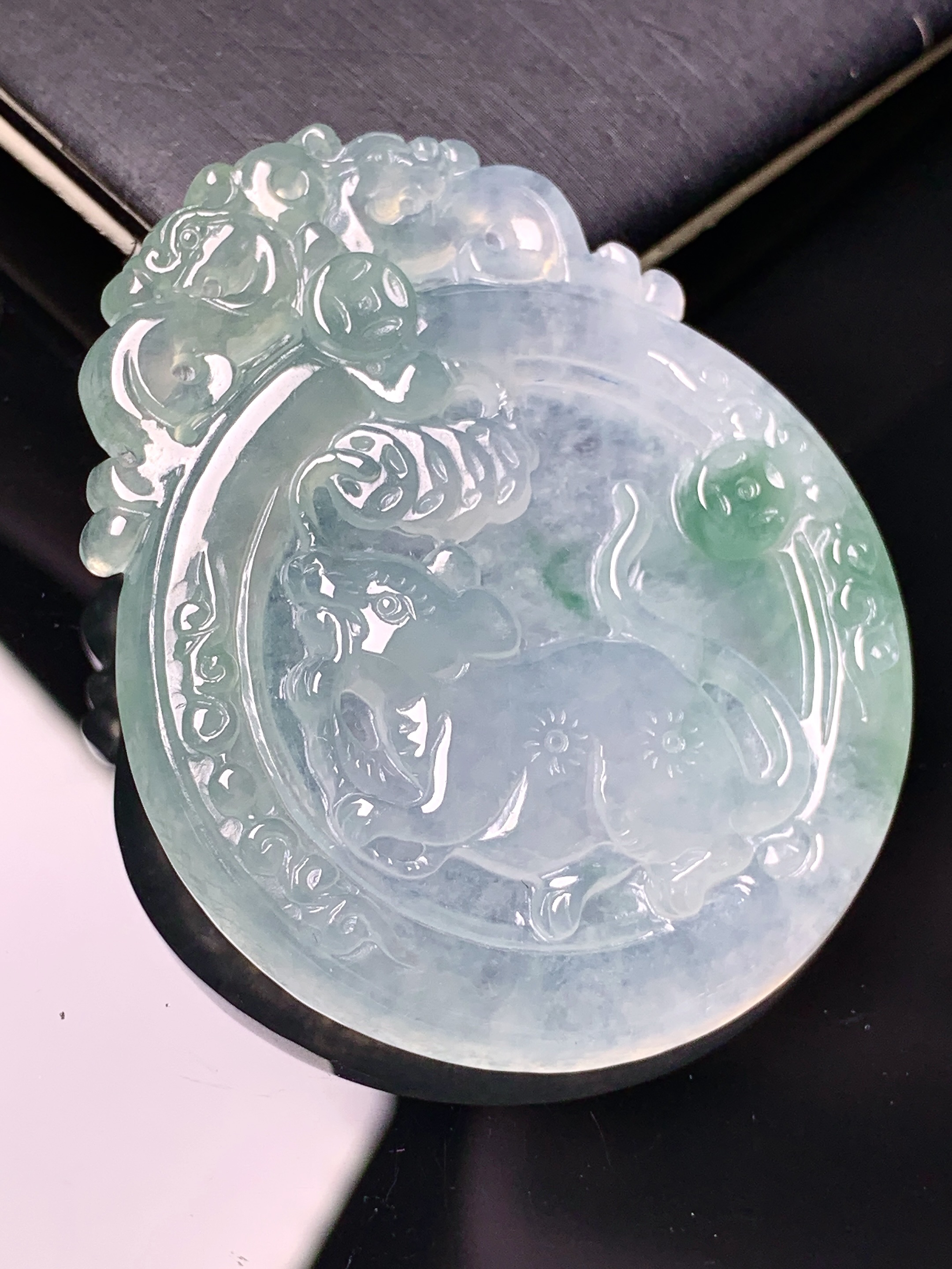 飘绿生肖鼠吊坠 玉质细腻 色泽艳丽清新 整体尺寸49.5*40*5.5 b2