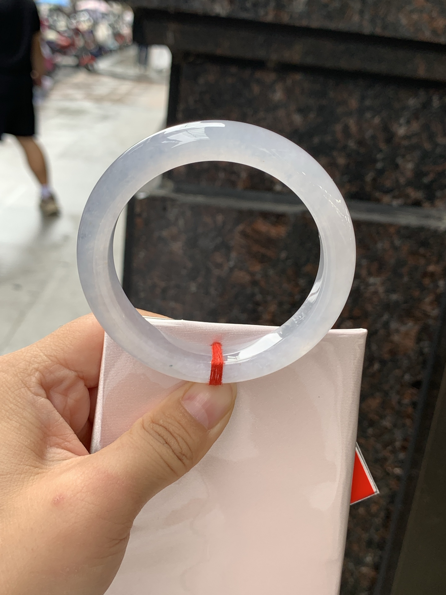 白冰正圈 56.1-10.8-8.7 0708-111-76 打灯冰晶纹，底妆冰透起光，一腕清透，简约清爽，不挑肤色年龄，给人一种清雅脱俗，天真纯美的感觉，真不愧是翡翠中的初恋，美得就像一件艺术品~