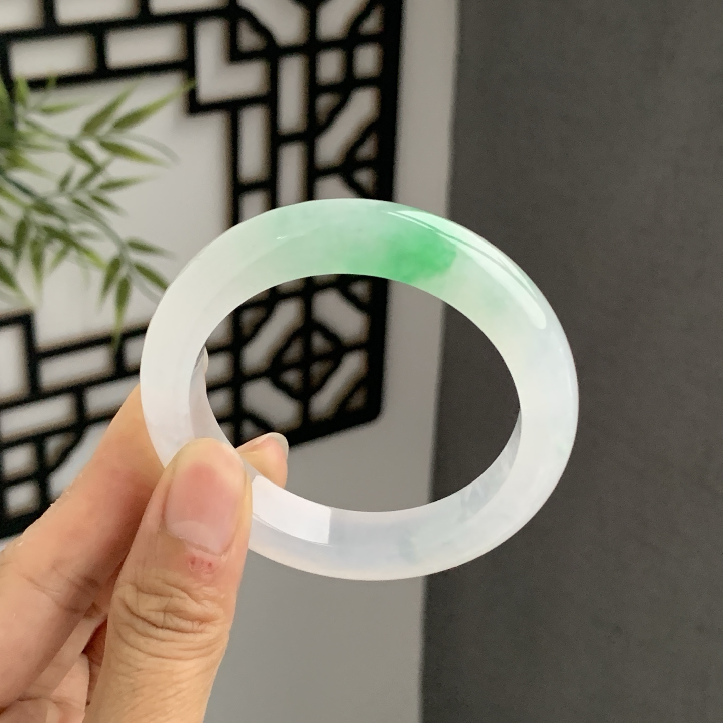 070735WJ 白底青飘绿正圈翡翠手镯 52.6-12-9