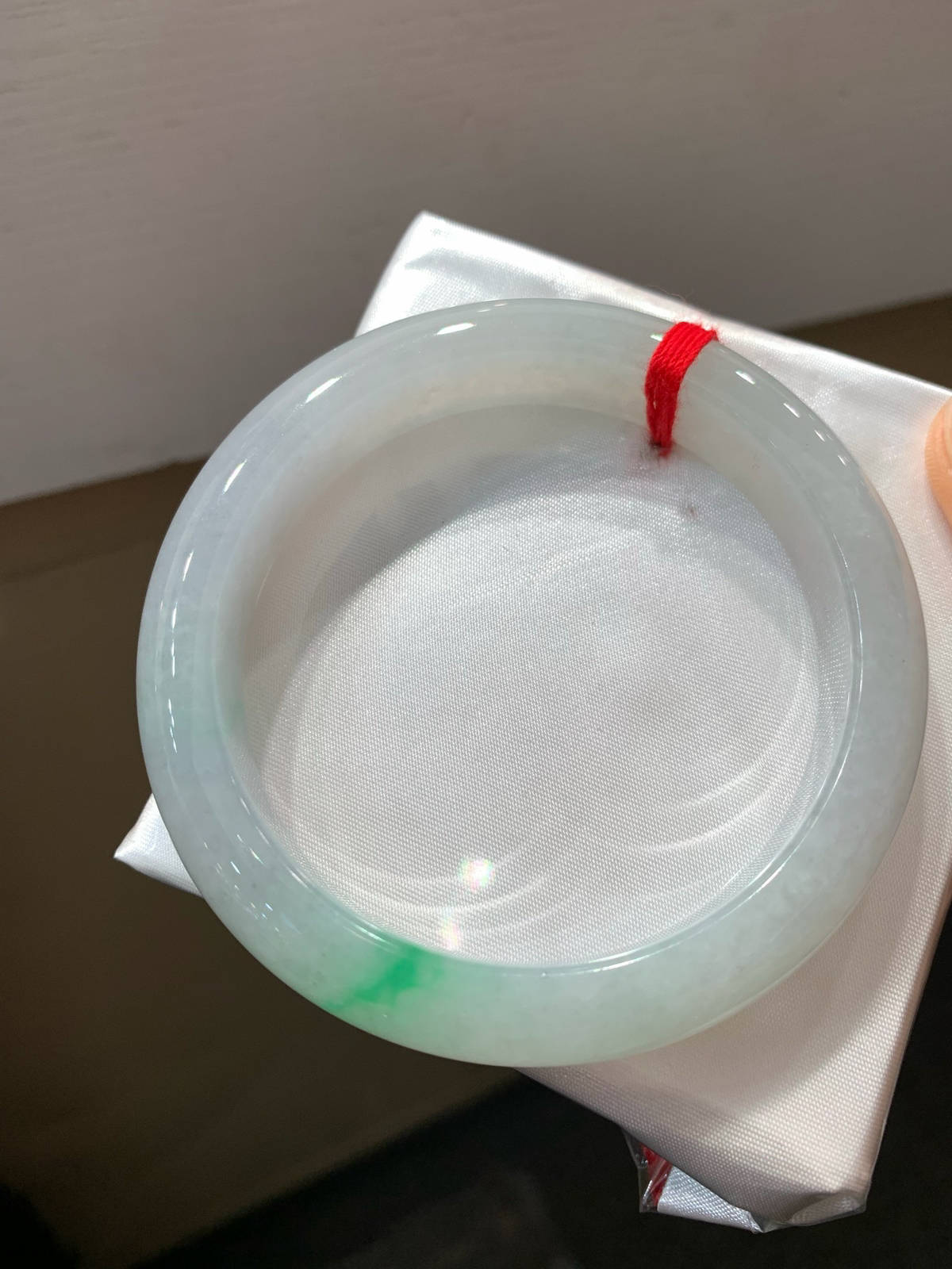 尺寸57.4/12.2/8.8，飘绿手镯
水润细腻 玉质温润 清新甜美