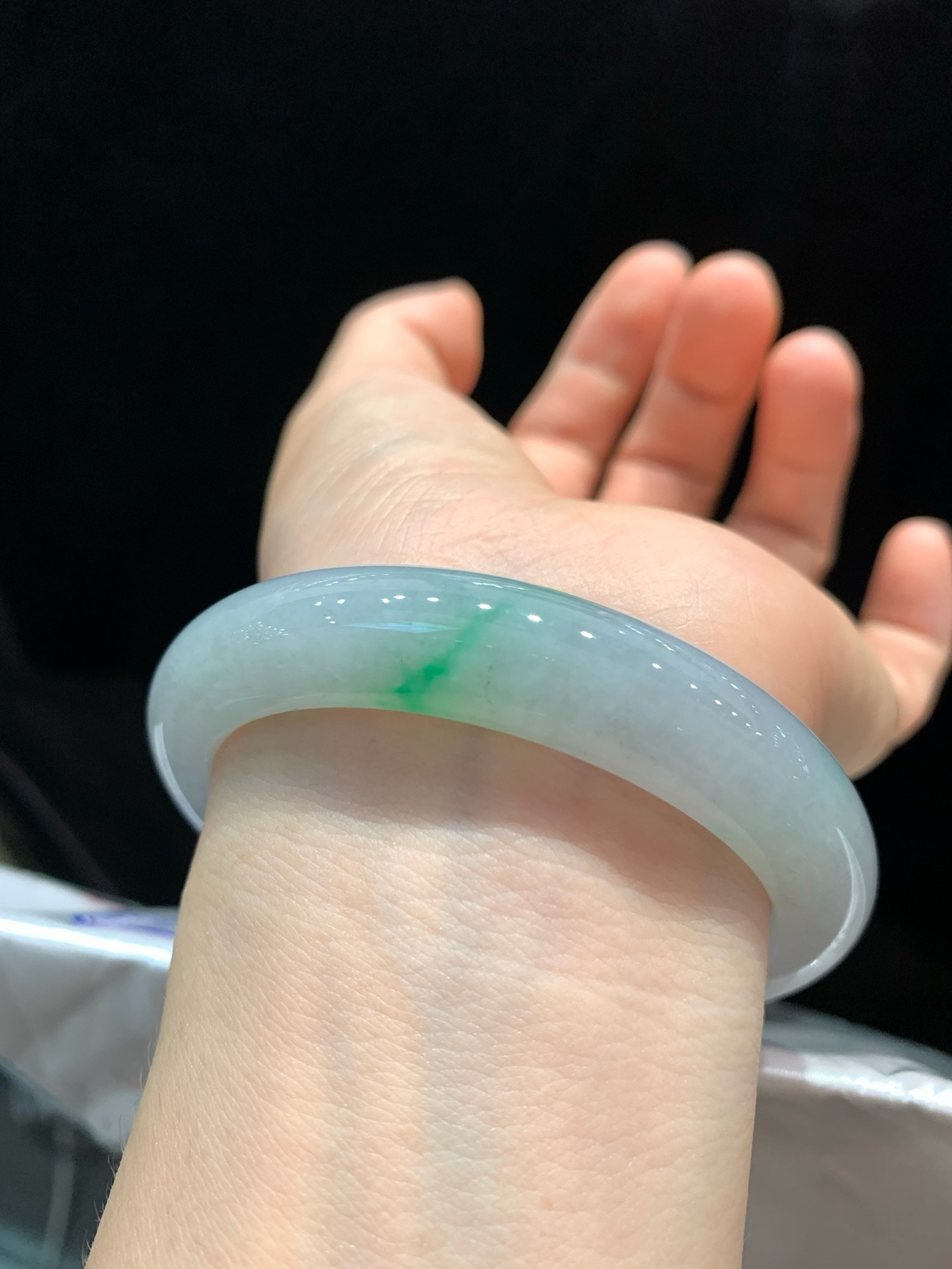 尺寸57.4/12.2/8.8，飘绿手镯
水润细腻 玉质温润 清新甜美