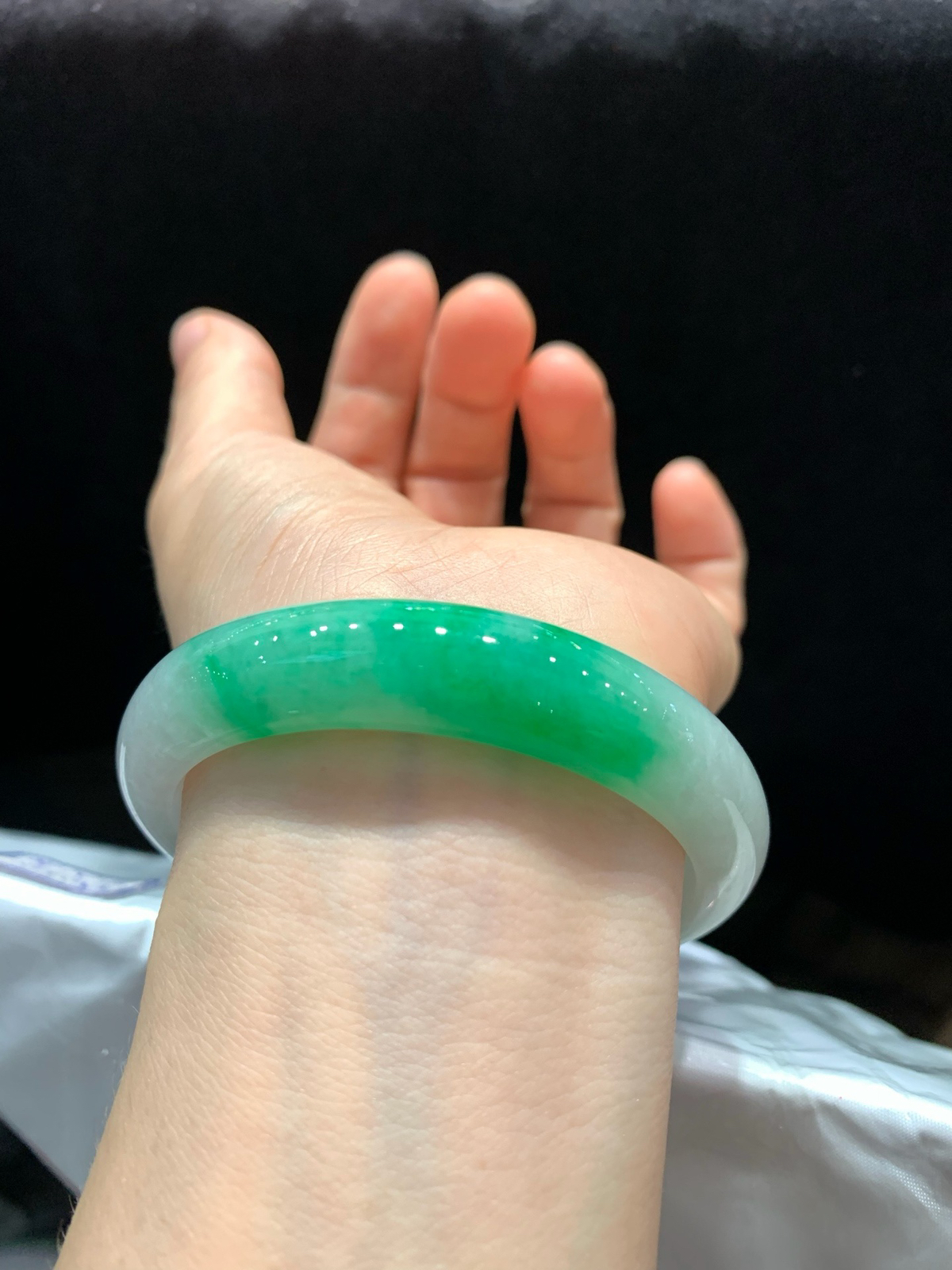 尺寸56.9/12.5/8，白底青手镯，水润细腻
清爽种老 色泽鲜艳