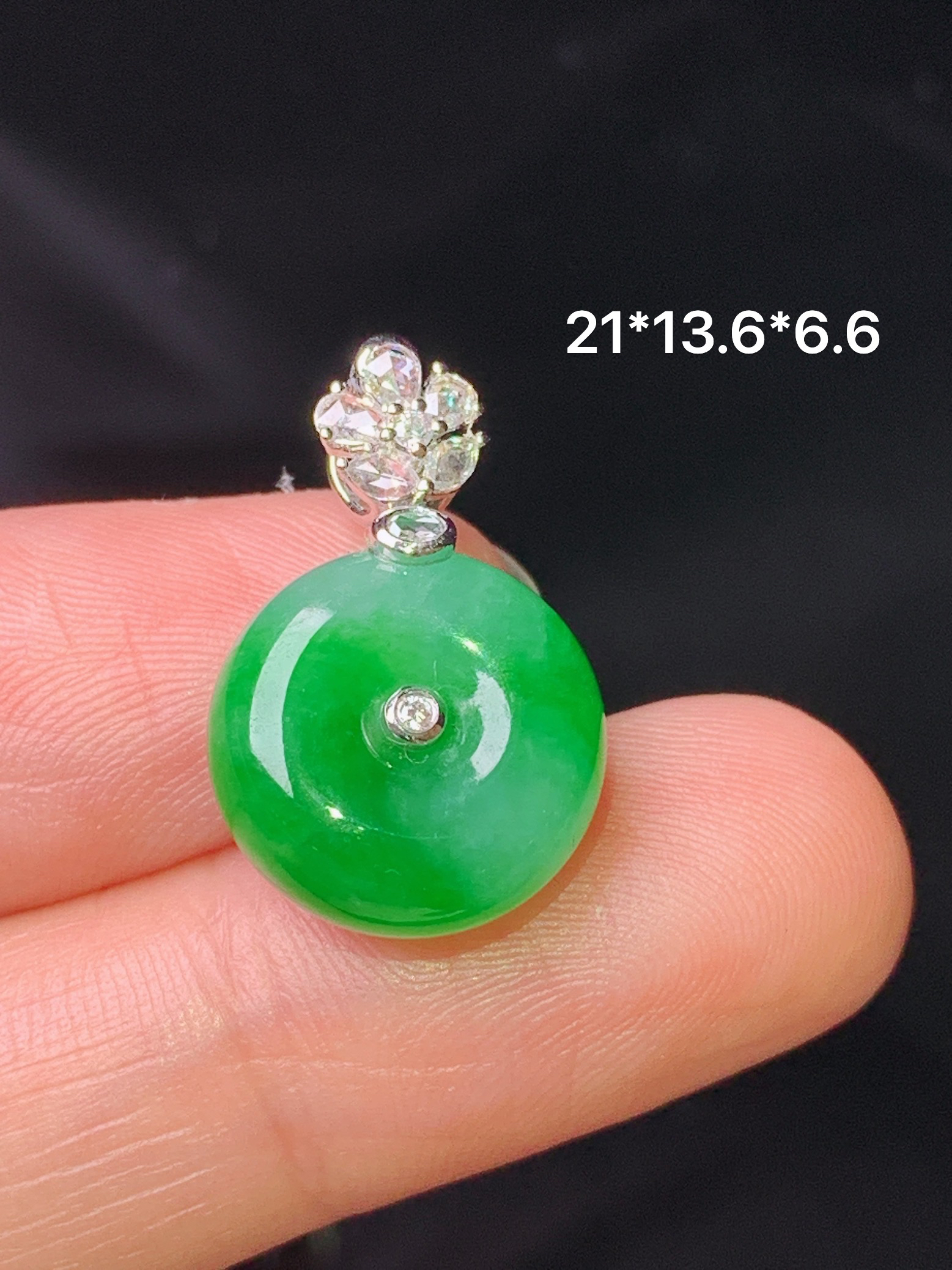 18k金钻镶嵌阳绿平安扣吊坠 玉质细腻 色泽艳丽清新 整体尺寸21*13.6*6.6 y8