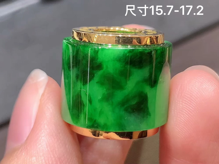 18K 辣绿路路通吊坠 无裂，尺寸，15.7-17.2