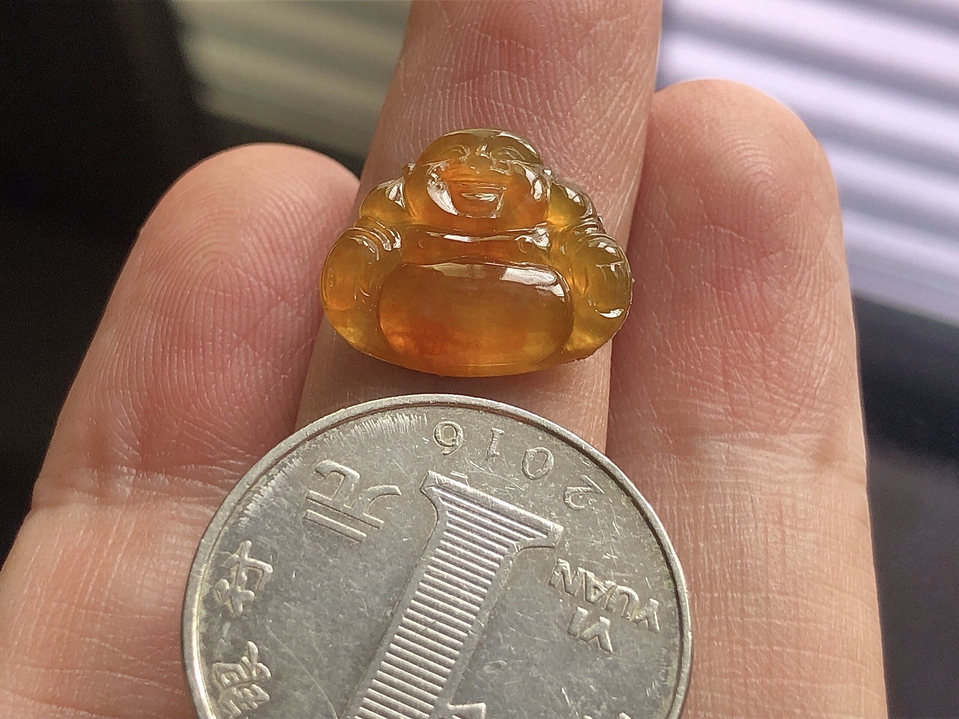 ️ 黄翡佛公， 色泽极美，通透水润，玉质细腻，夺目迷人，雕工精湛，面相慈祥大气，品相，无裂，尺寸16.8*14.5*2.8
