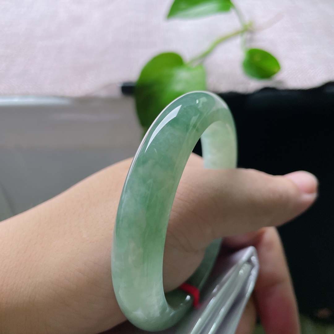 飘花正圈，晶体感，玉质温润细腻晕染着清润的湖水绿，内里裹挟着自然散开的飘花，如同云雾轻漾于碧水之间，上手端庄优雅，ss56861a