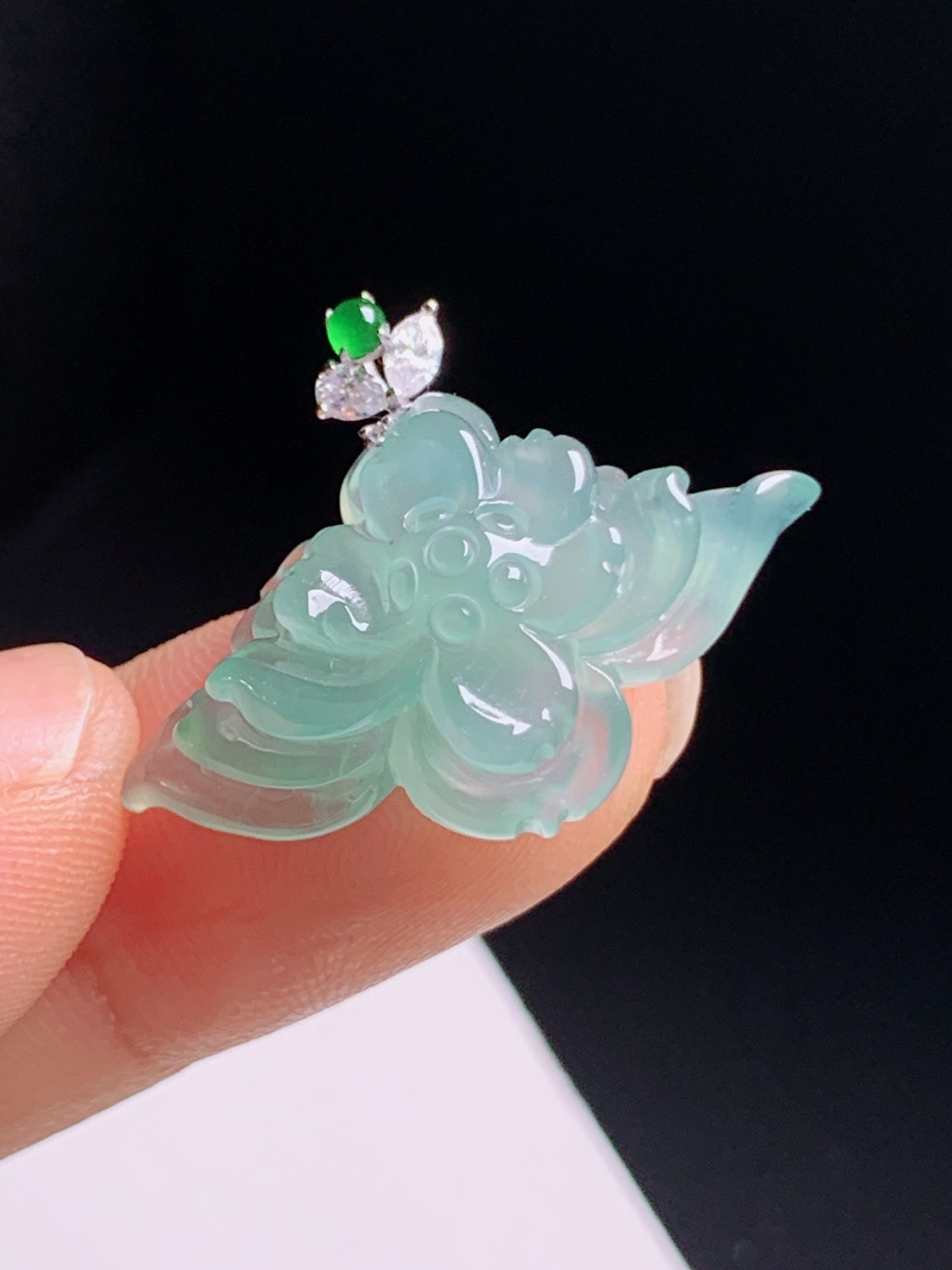冰晴莲花吊坠，玉质清透柔和，雕件灵动立体，金钻搭配清雅脱俗