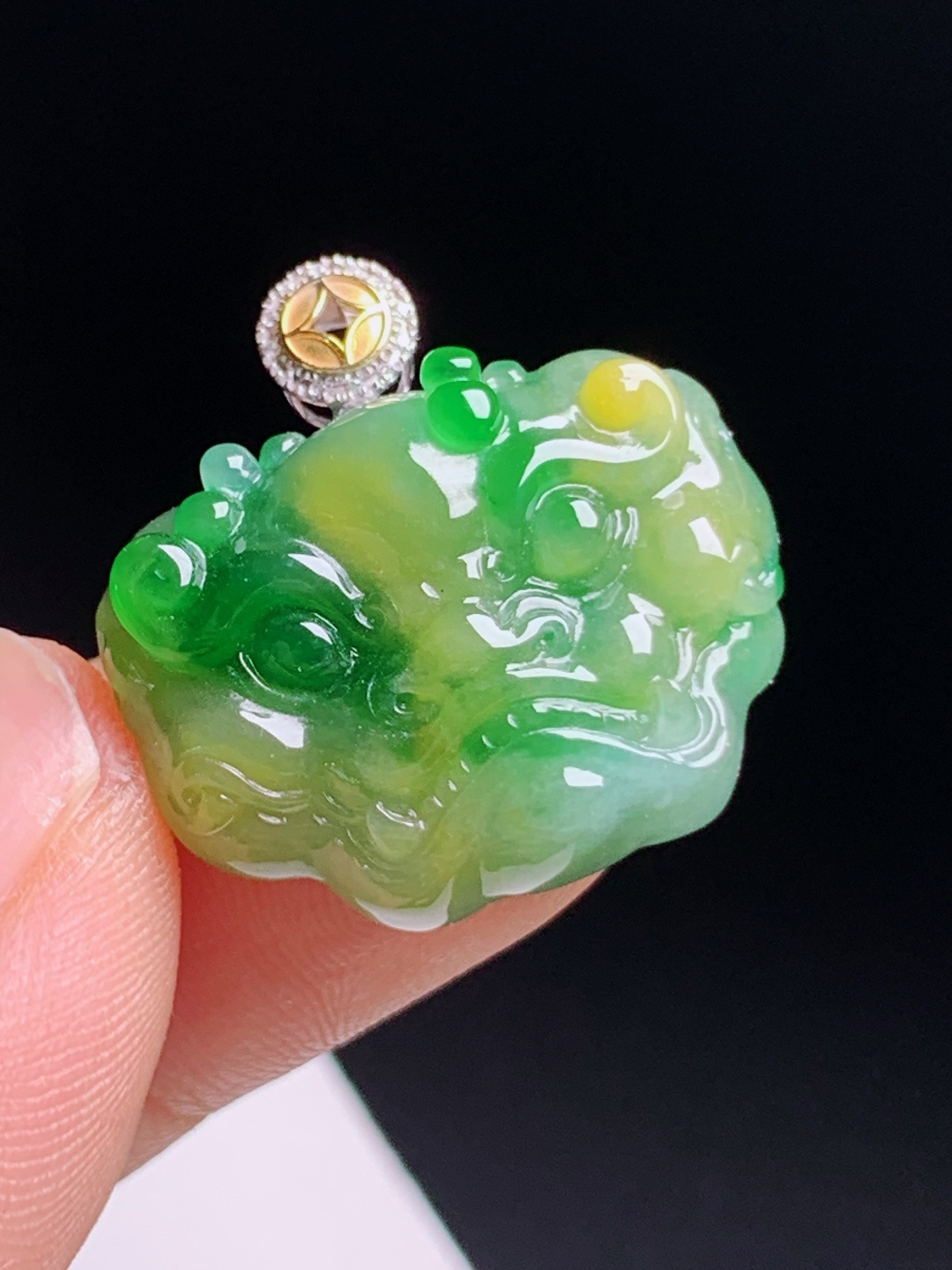 黄加绿瑞兽吊坠，色泽浓郁丰富，雕刻立体生动，金钻搭配精致大气