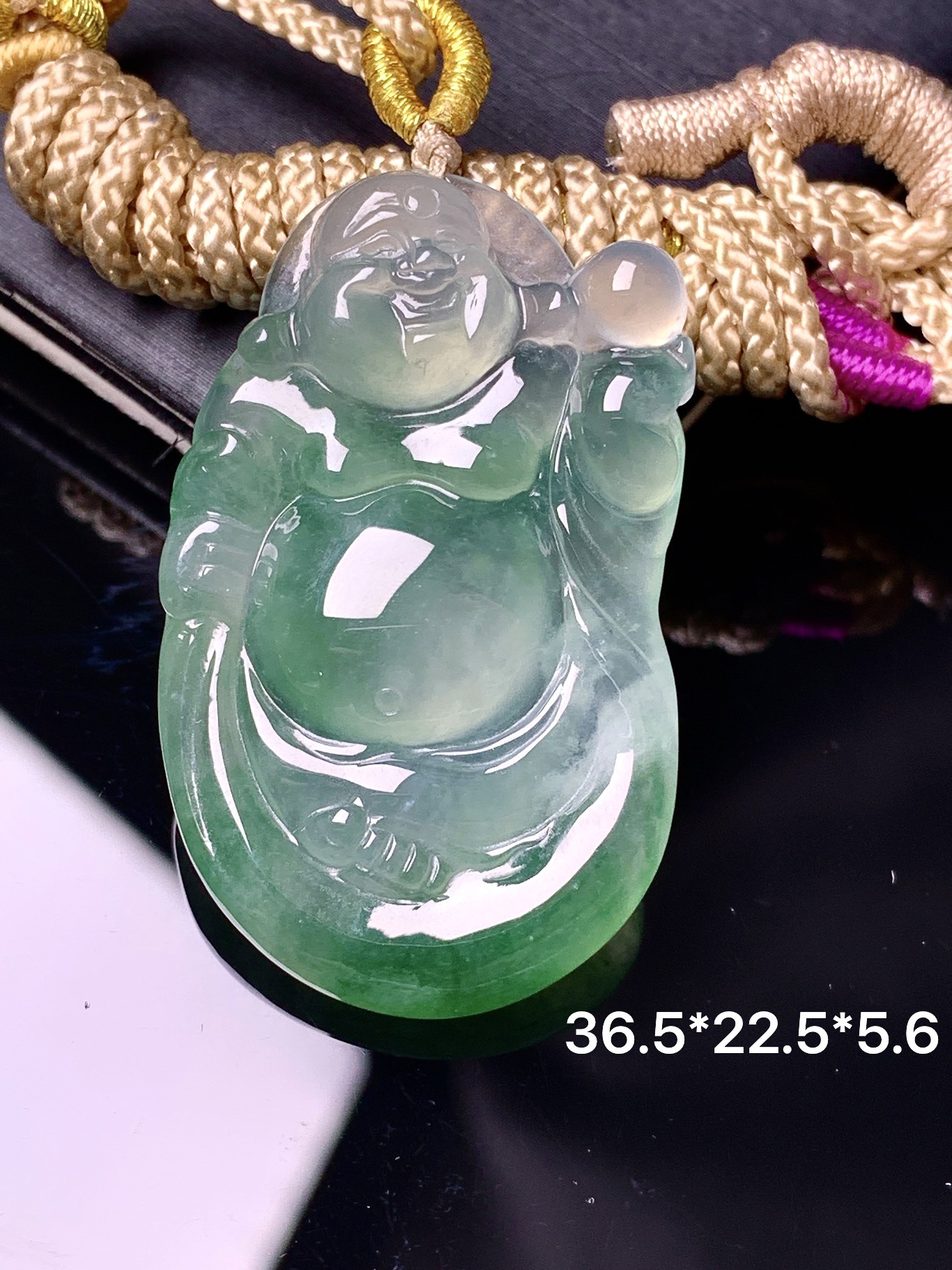 冰种飘绿佛公吊坠 玉质细腻 色泽艳丽清新 整体尺寸36.5*22.5*5.6 c1
