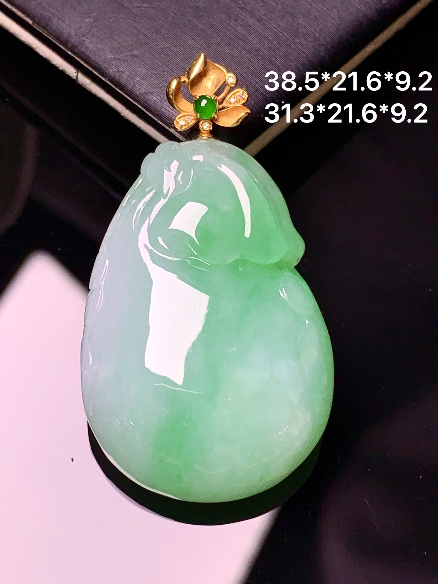 18k金镶嵌飘绿钱袋吊坠 玉质细腻 色泽艳丽清新 整体尺寸38.5*21.6*9.2 e1