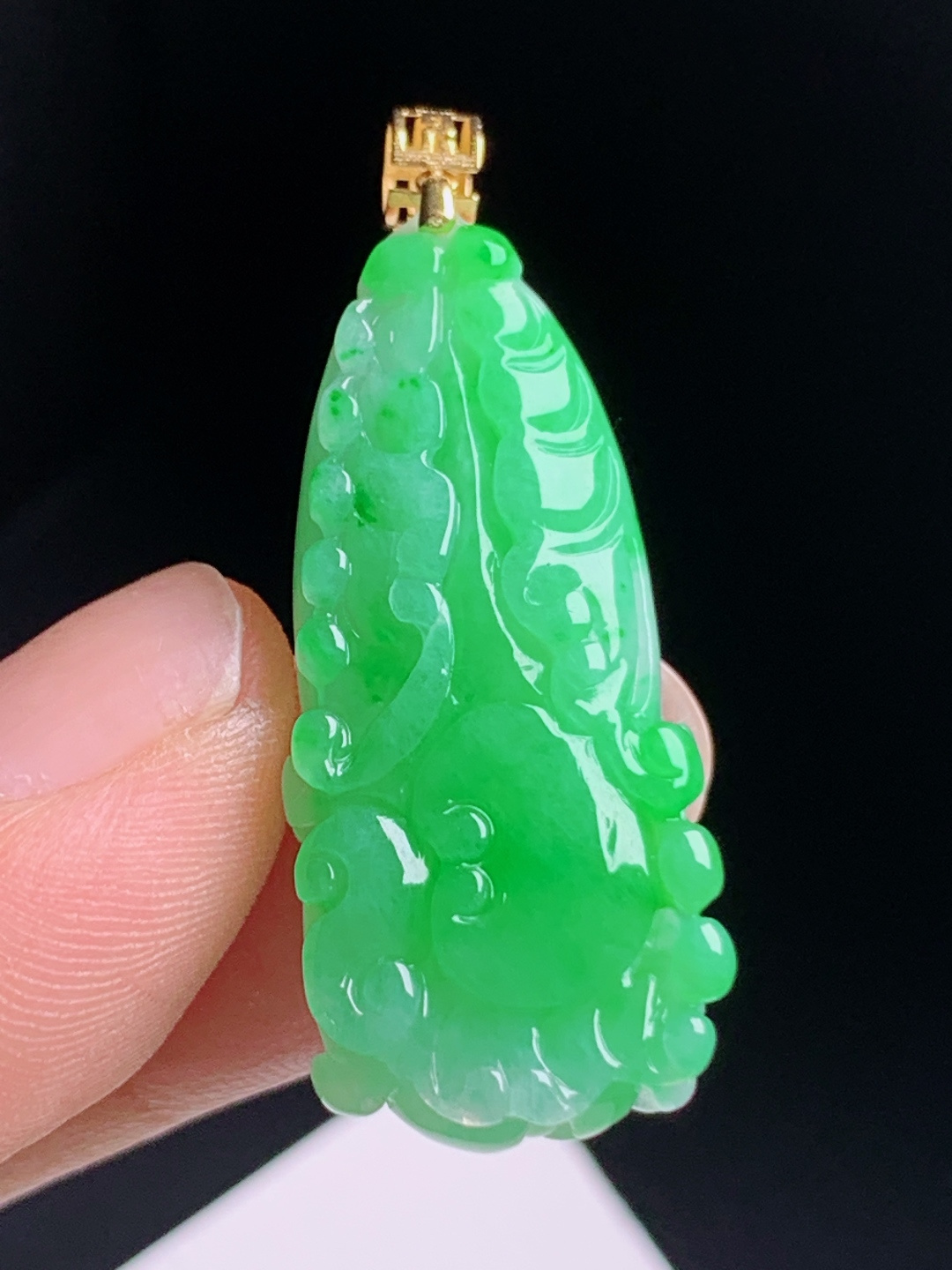 正阳绿白菜吊坠，胶感十足水头通透，雕工立体精致，福气满满 03