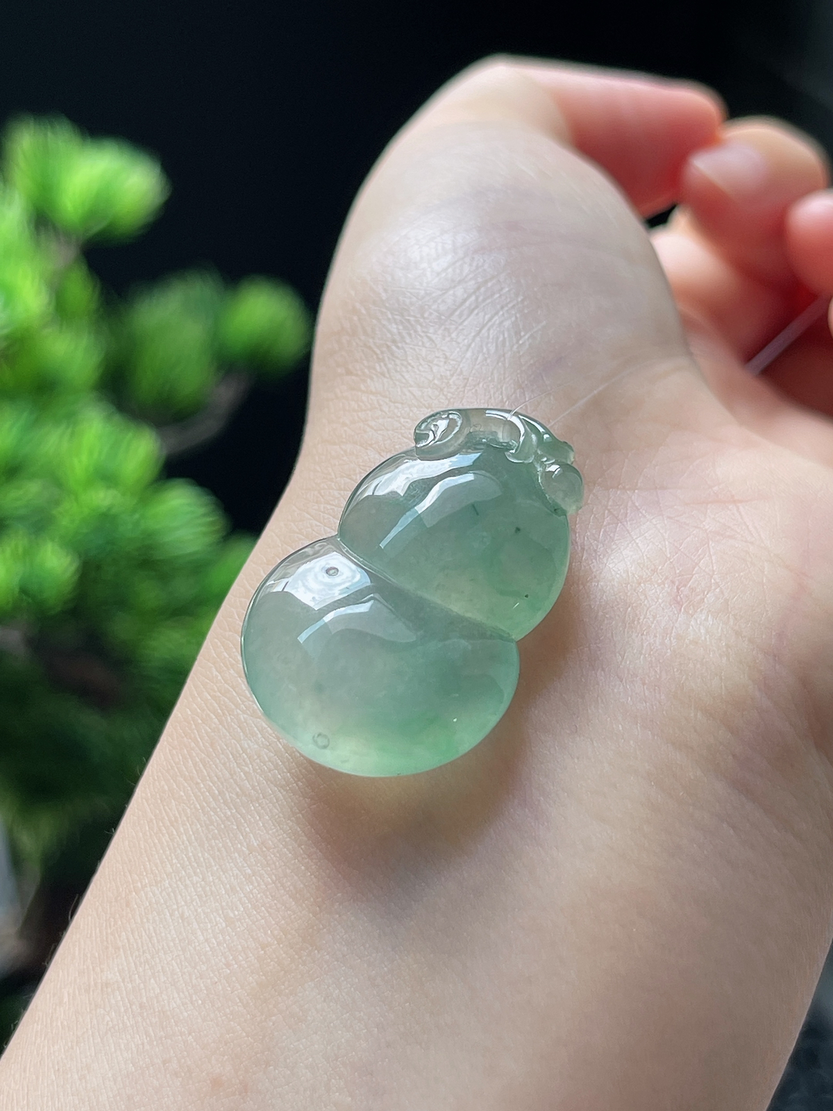 翡翠冰糯种淡绿色葫芦挂件