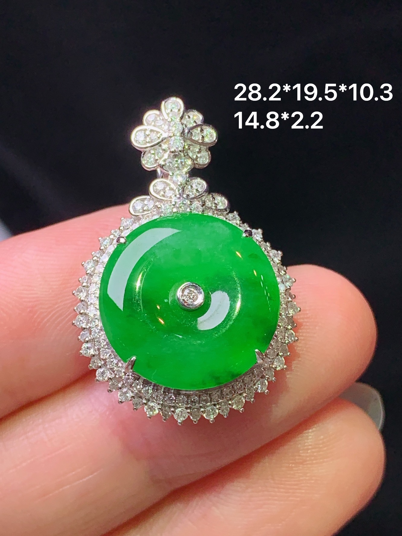 18k金钻镶嵌满绿平安扣吊坠 玉质细腻 色泽艳丽清新 整体尺寸28.2*19.5*10.3 L2