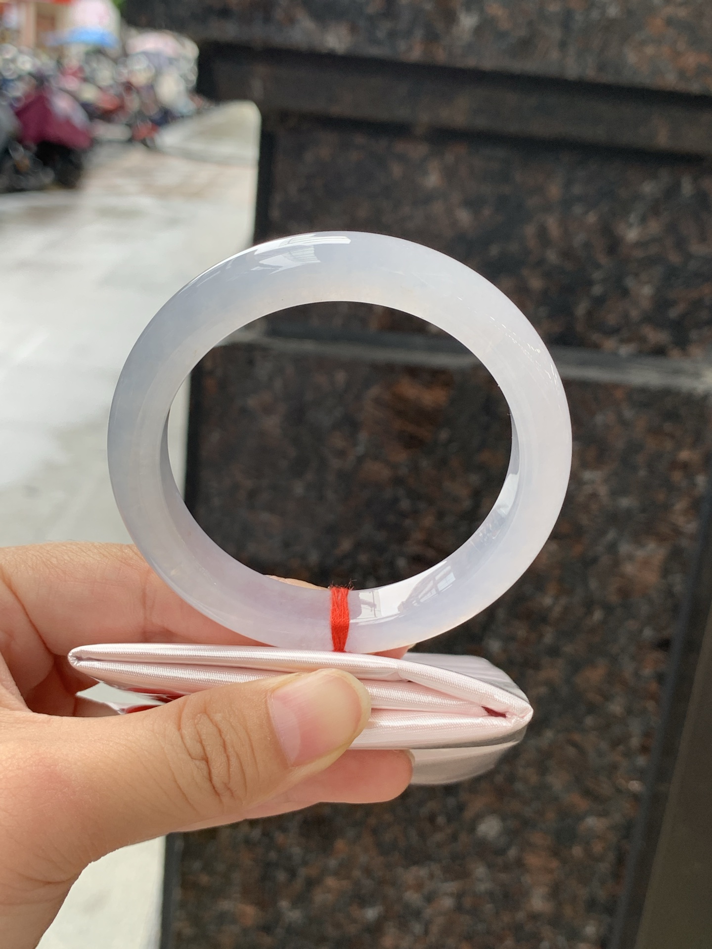白冰正圈 56.1-10.8-8.7 0708-111-76 打灯冰晶纹，底妆冰透起光，一腕清透，简约清爽，不挑肤色年龄，给人一种清雅脱俗，天真纯美的感觉，真不愧是翡翠中的初恋，美得就像一件艺术品~