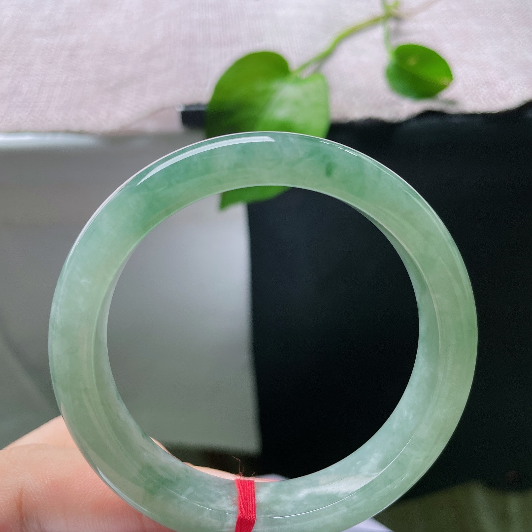 飘花正圈，晶体感，玉质温润细腻晕染着清润的湖水绿，内里裹挟着自然散开的飘花，如同云雾轻漾于碧水之间，