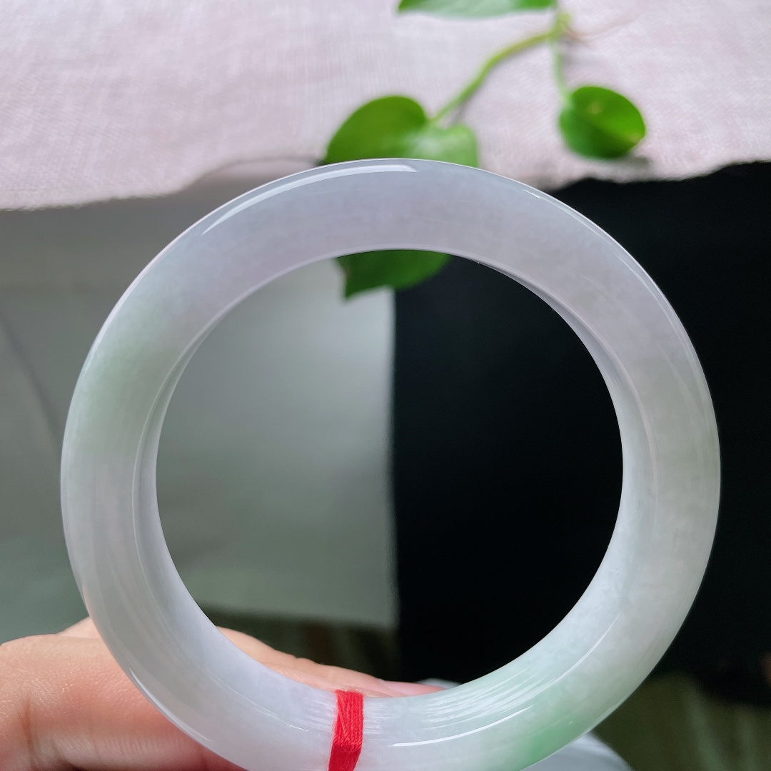 56.7/12.3/9.3，飘绿正圈，晶体纹，清润春彩玉镯，底色素雅配一抹鲜绿，简约大方自带优雅氛围感。ss55870a。