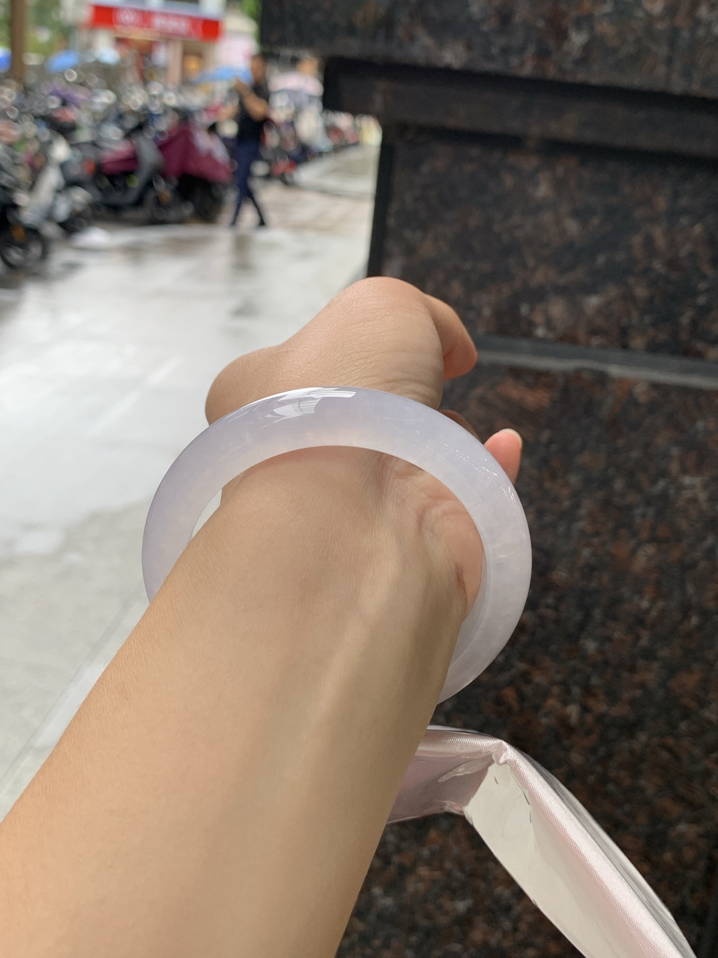白冰正圈 56.1-10.8-8.7 0708-111-76 打灯冰晶纹，底妆冰透起光，一腕清透，简约清爽，不挑肤色年龄，给人一种清雅脱俗，天真纯美的感觉，真不愧是翡翠中的初恋，美得就像一件艺术品~