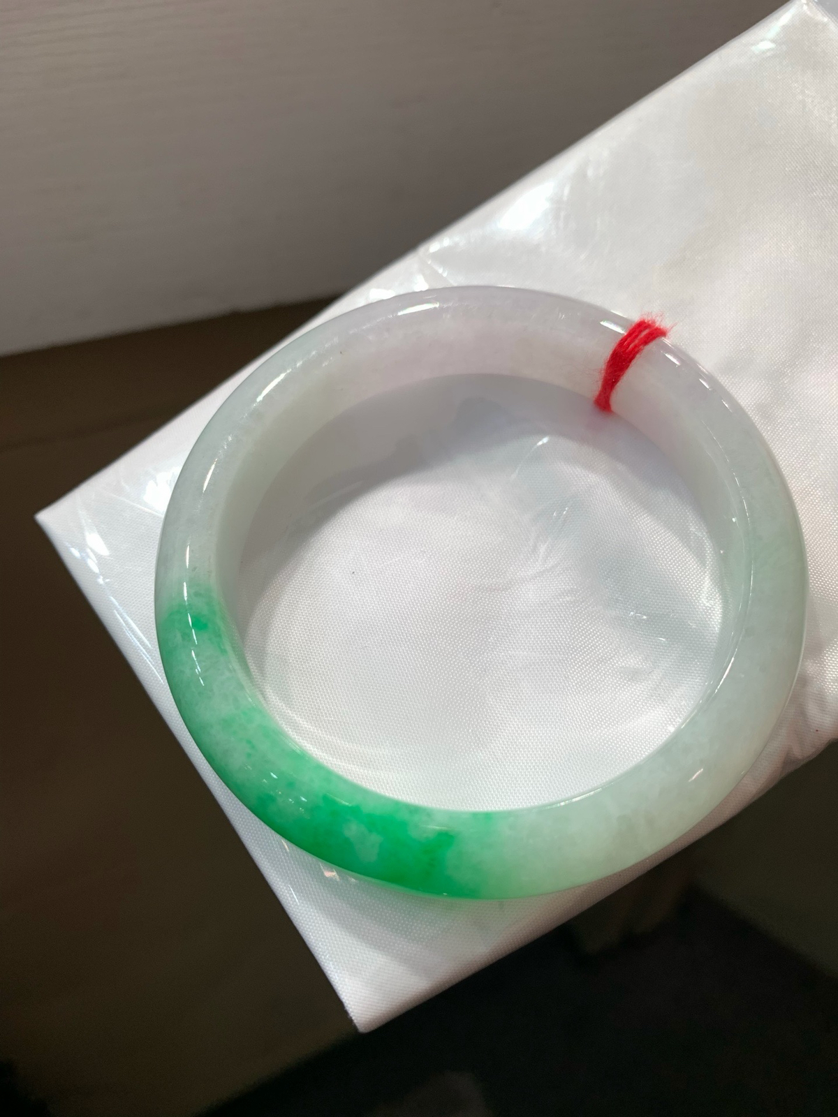 尺寸56.9/12.5/8，白底青手镯，水润细腻
清爽种老 色泽鲜艳