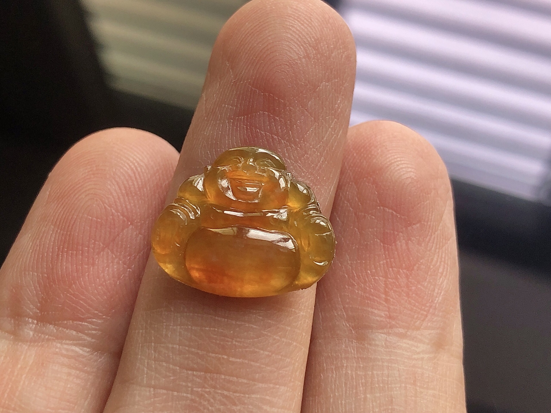 ️ 黄翡佛公， 色泽极美，通透水润，玉质细腻，夺目迷人，雕工精湛，面相慈祥大气，品相，无裂，尺寸16.8*14.5*2.8