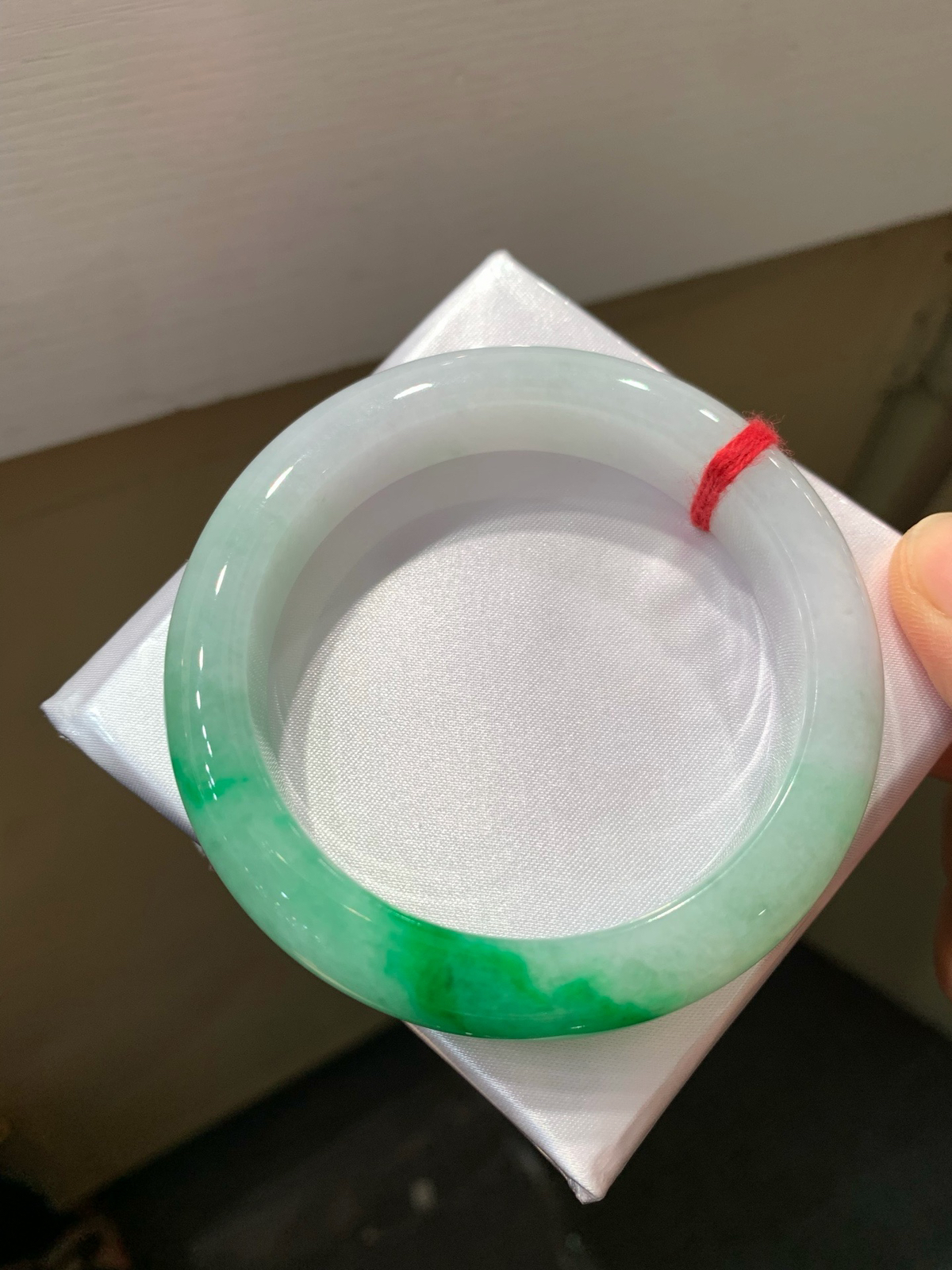 尺寸57/12.7/9.1，带色手镯
水润细腻 有种有色