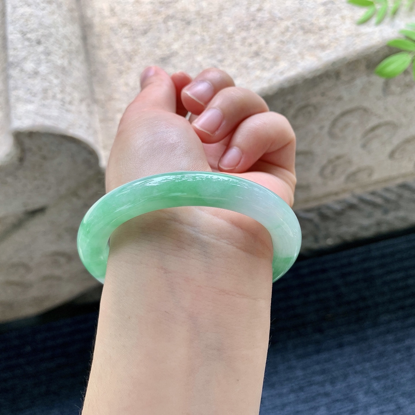 圆条52 53【圈口】53.8/9.5/9.3【编码】AD070915【描述】细糯飘阳绿，水润，种老，细腻，打灯有絮线