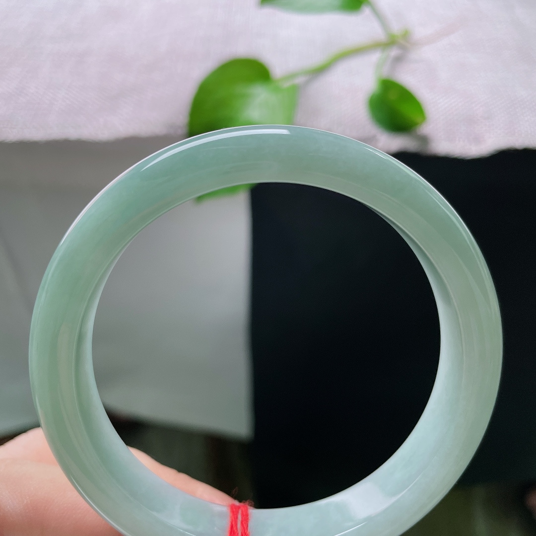57.7/11.5/8，绿底正圈，无裂，水头温润澄澈，腕间触感清爽舒适，尽显干净温柔气质。ss55727a。