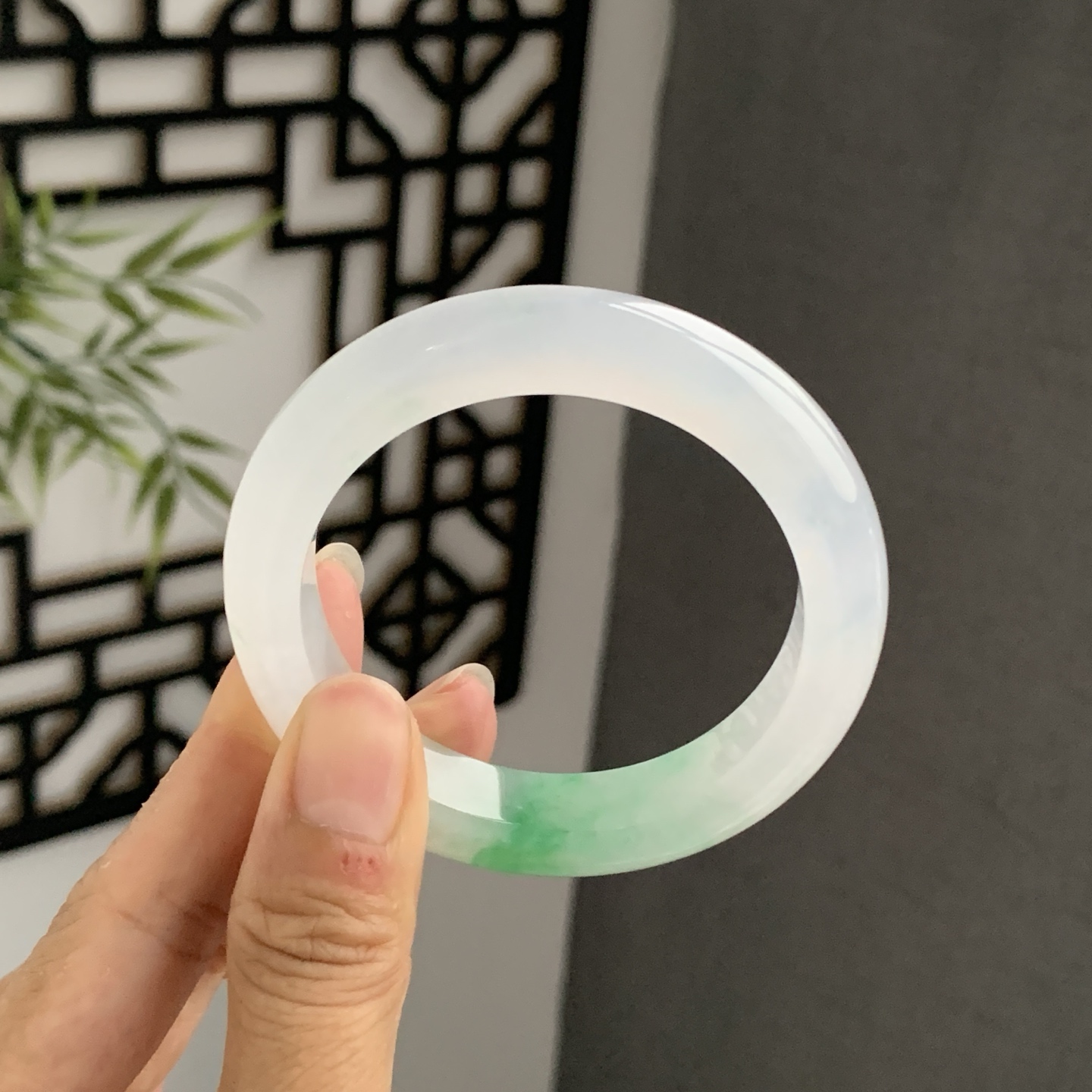 070735WJ 白底青飘绿正圈翡翠手镯 52.6-12-9