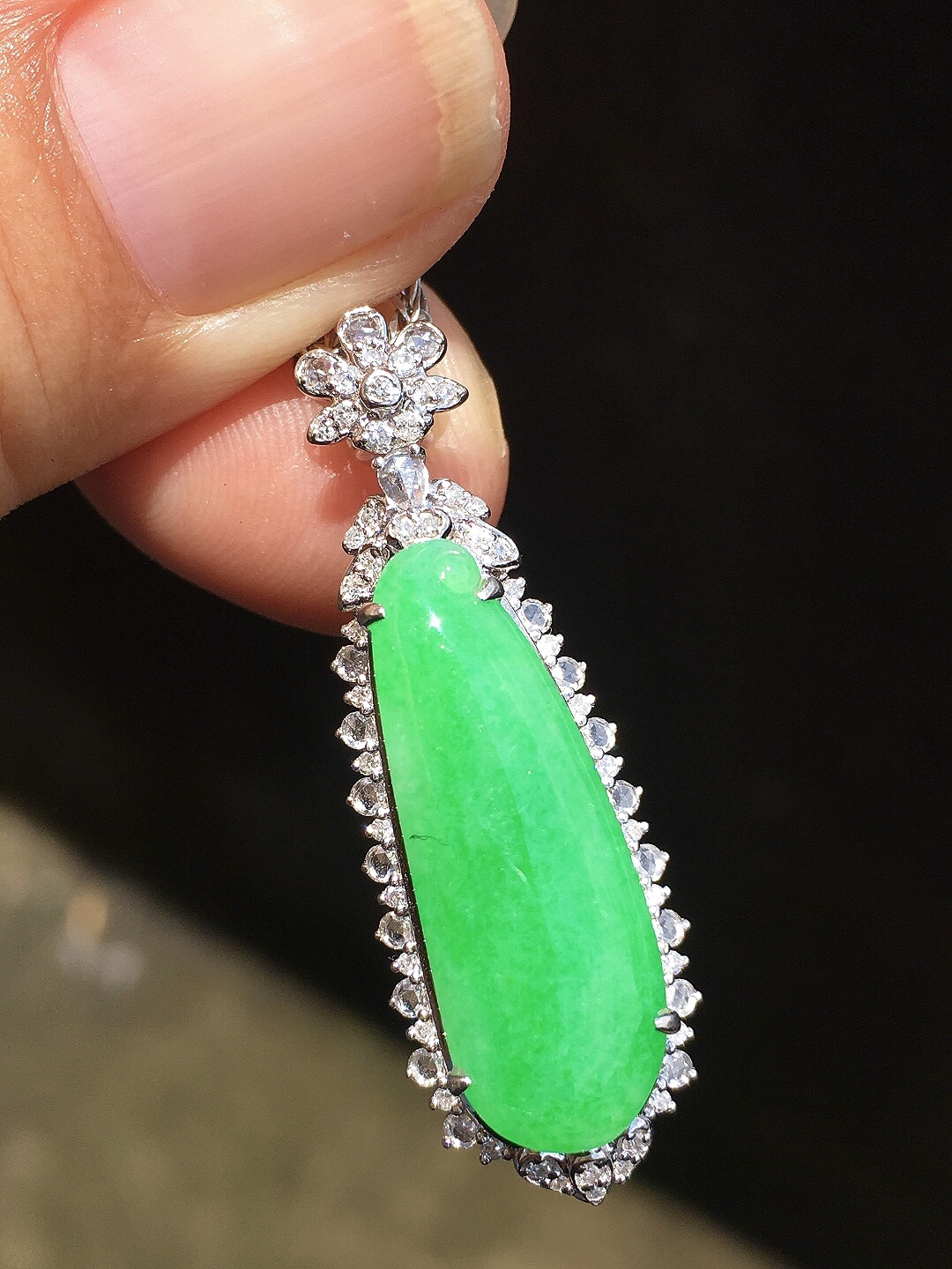 阳绿福瓜吊坠，色泽均匀艳丽，玉质细腻，荧光感超
强，饱满圆润，简单大方，尽显优雅气质，18k
金豪华镶嵌
