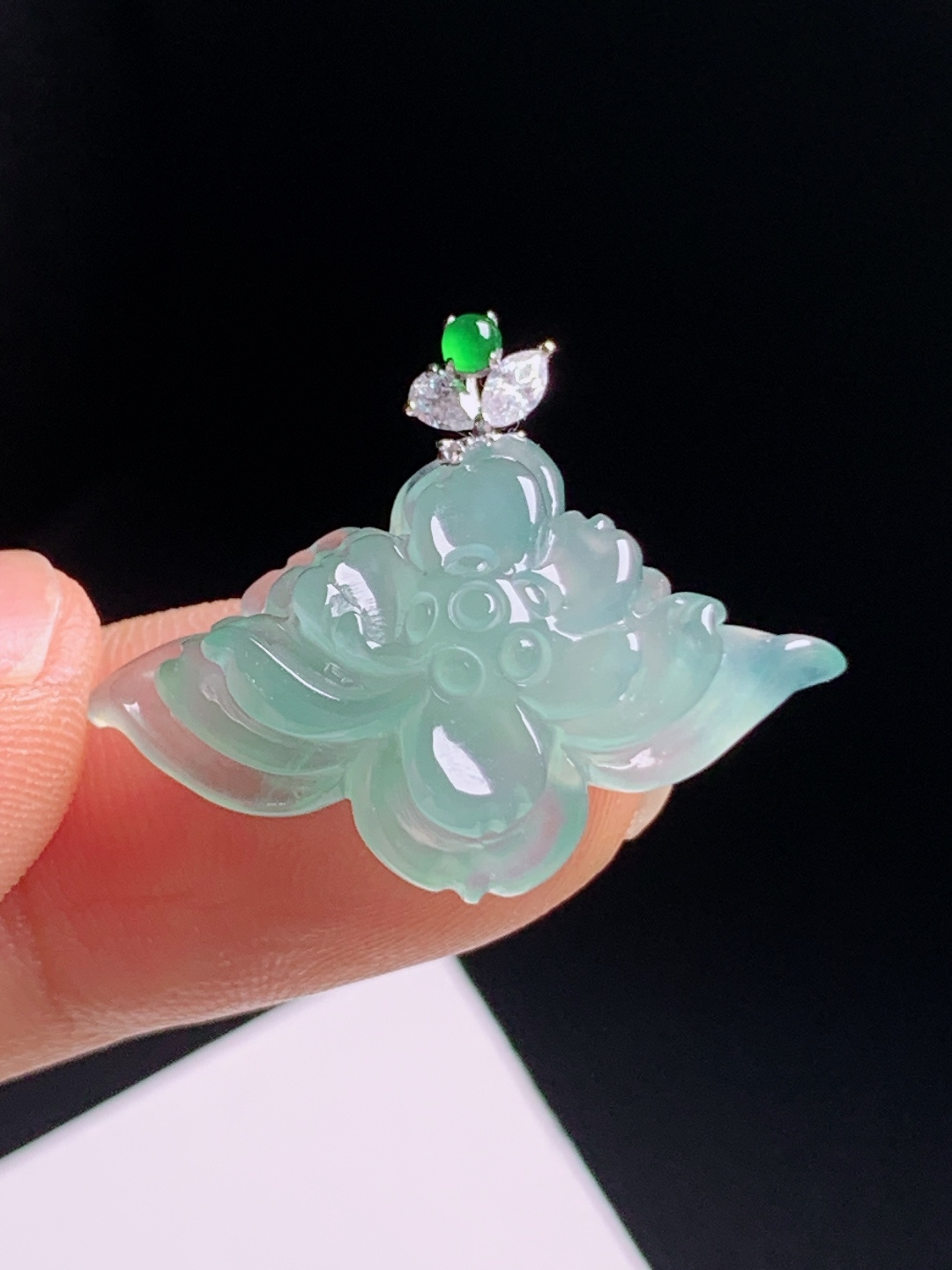 冰晴莲花吊坠，玉质清透柔和，雕件灵动立体，金钻搭配清雅脱俗