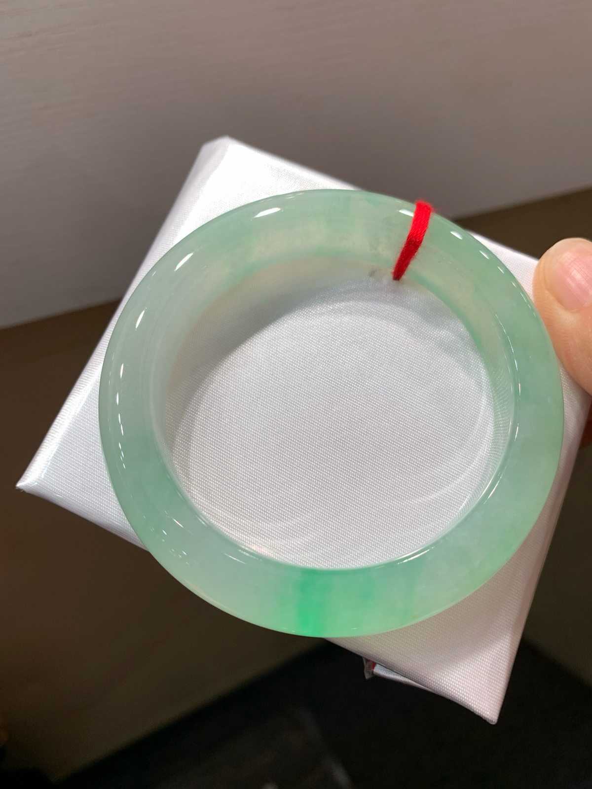 尺寸56.3/12.4/9.7，冰种带色手镯
种好水足