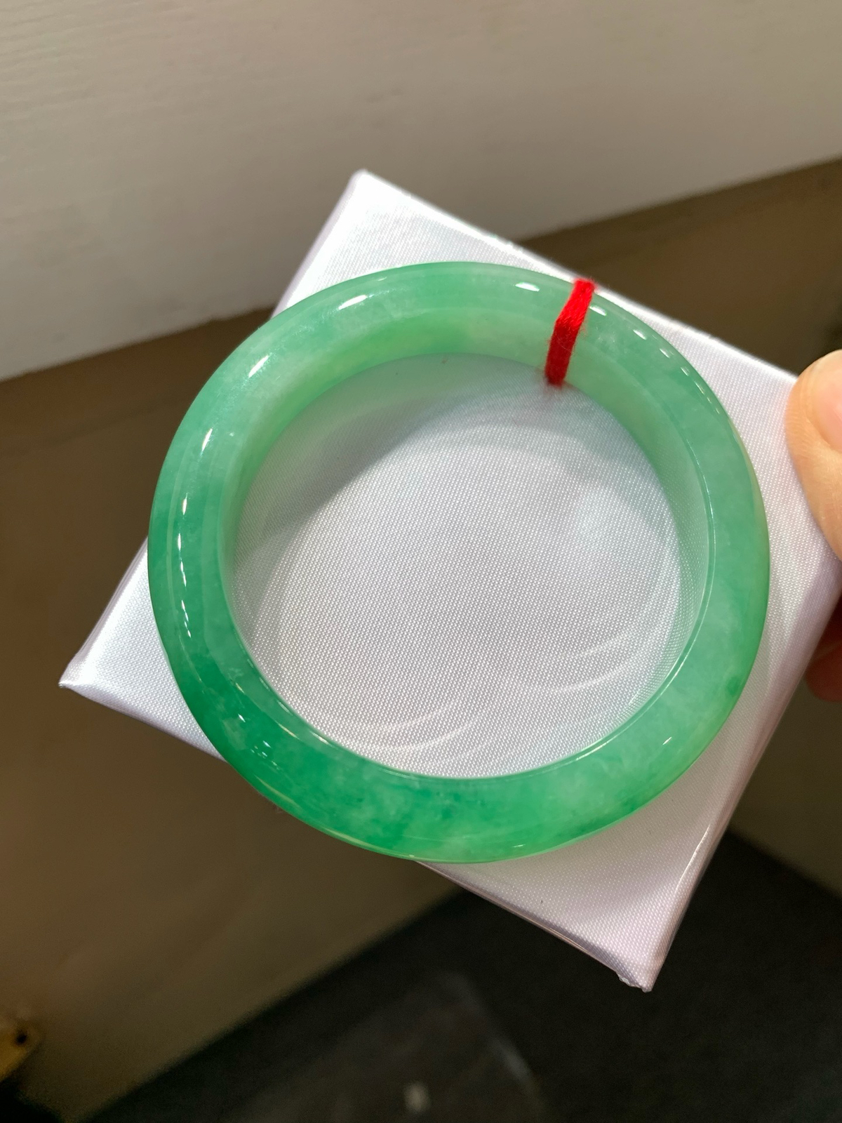 尺寸53.6/12.6/8.6，带色手镯
水润细腻