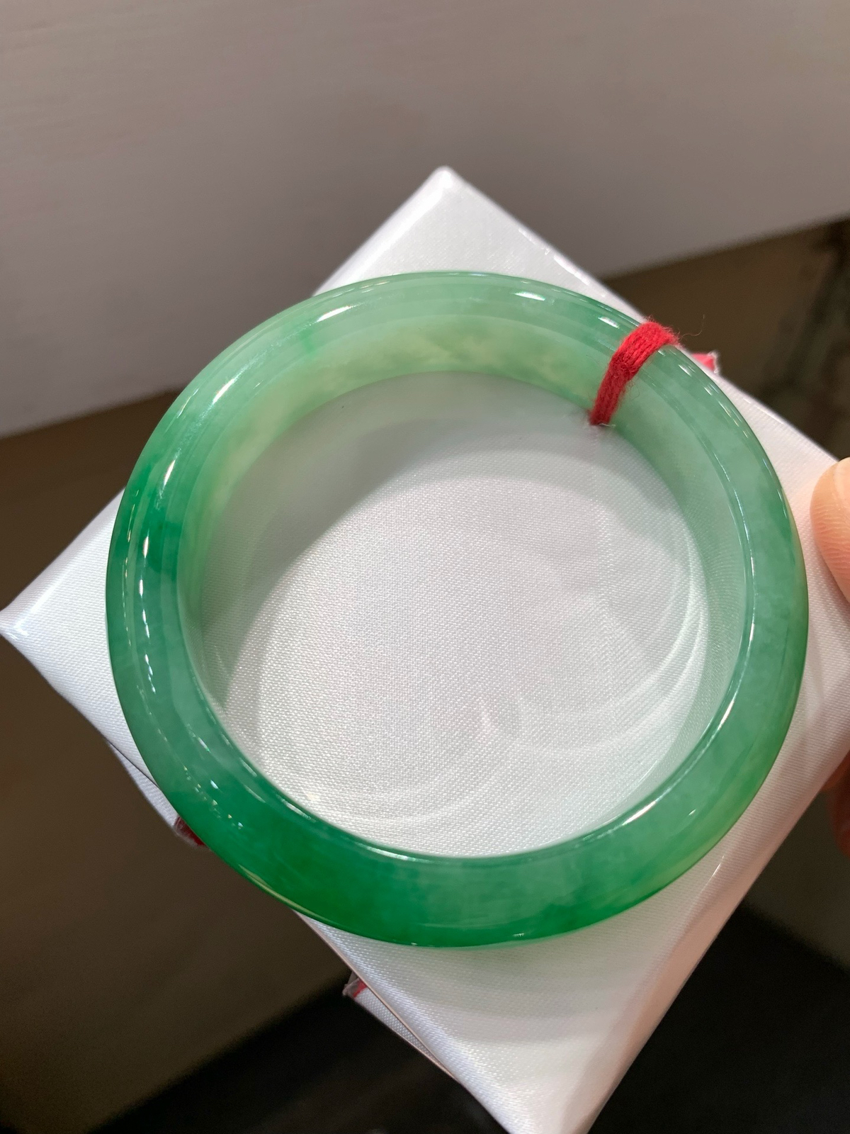 尺寸53.9/12.8/8.1mm带色手镯
水润细腻 有种有色