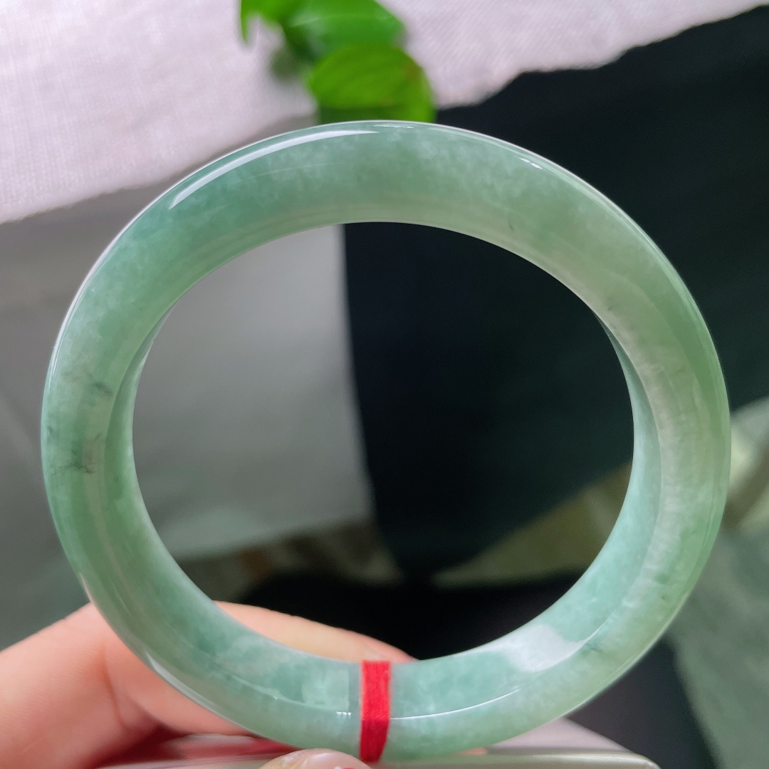 59.4/12.2/8.7，绿底正圈，晶体纹，满圈柔润湖绿飘花平安镯，清逸雅致，衬得身姿温婉优雅。s