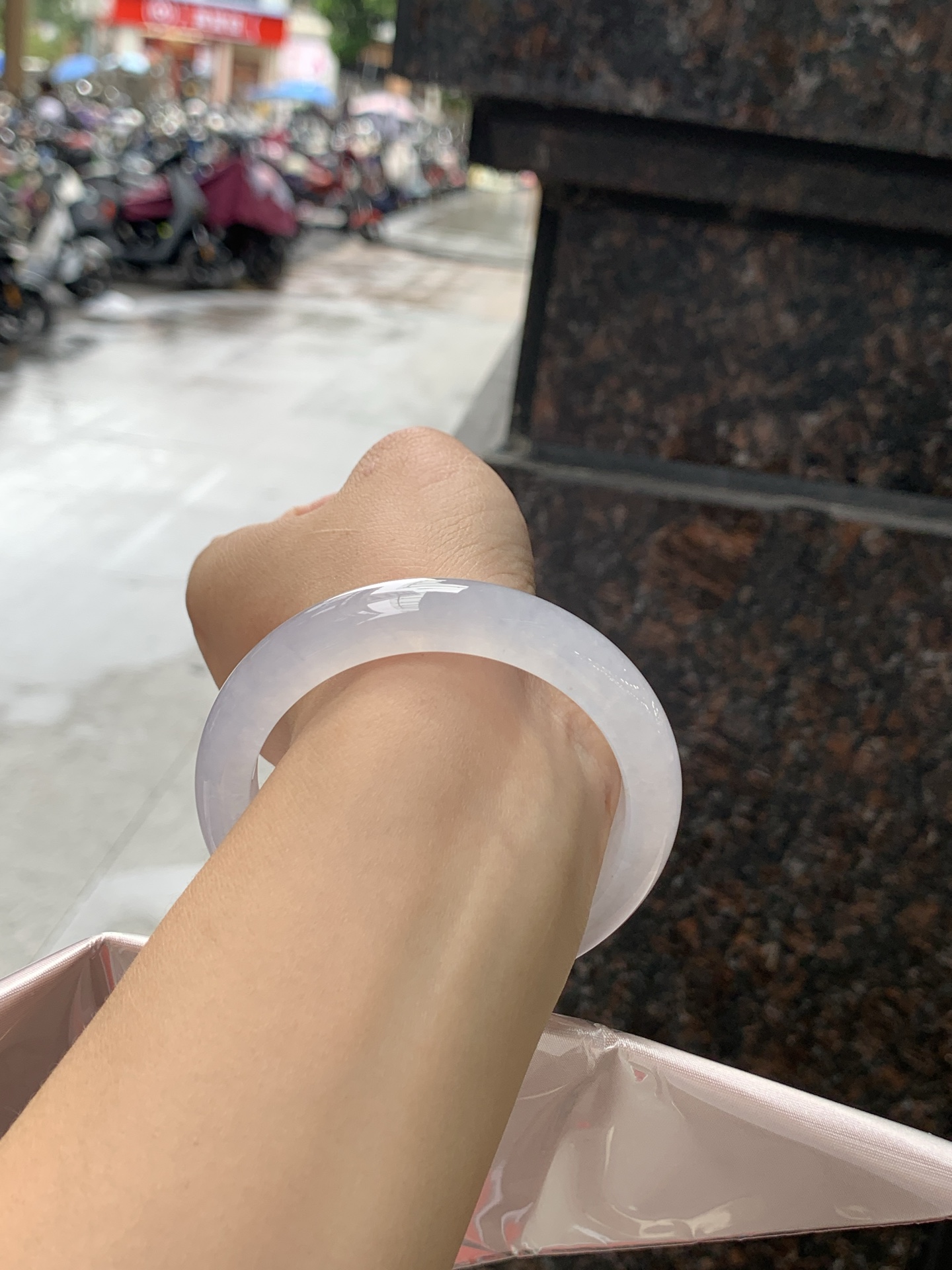白冰正圈 56.1-10.8-8.7 0708-111-76 打灯冰晶纹，底妆冰透起光，一腕清透，简约清爽，不挑肤色年龄，给人一种清雅脱俗，天真纯美的感觉，真不愧是翡翠中的初恋，美得就像一件艺术品~