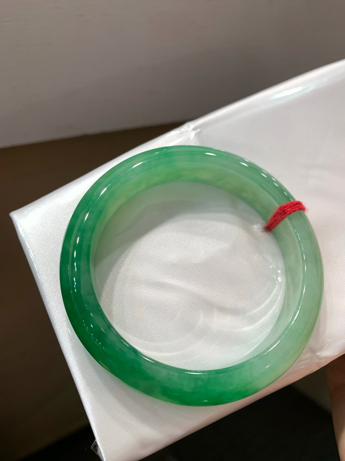 尺寸53.9/12.8/8.1mm带色手镯
水润细腻 有种有色