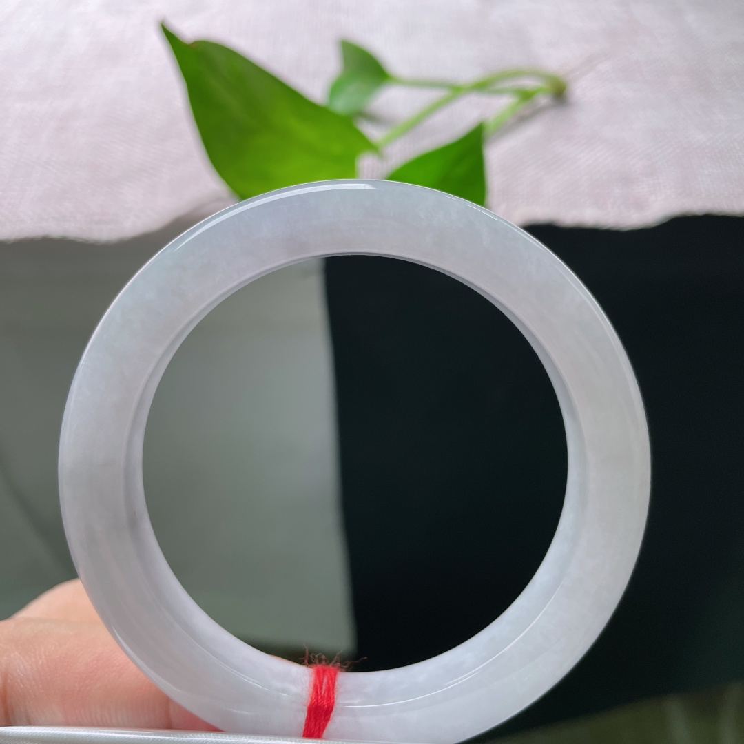 53/9.9/8.5，白月光正圈，皮纹，纯净柔光白月光玉镯，底子细腻通透，清冷温柔自带纯净氛围感。s