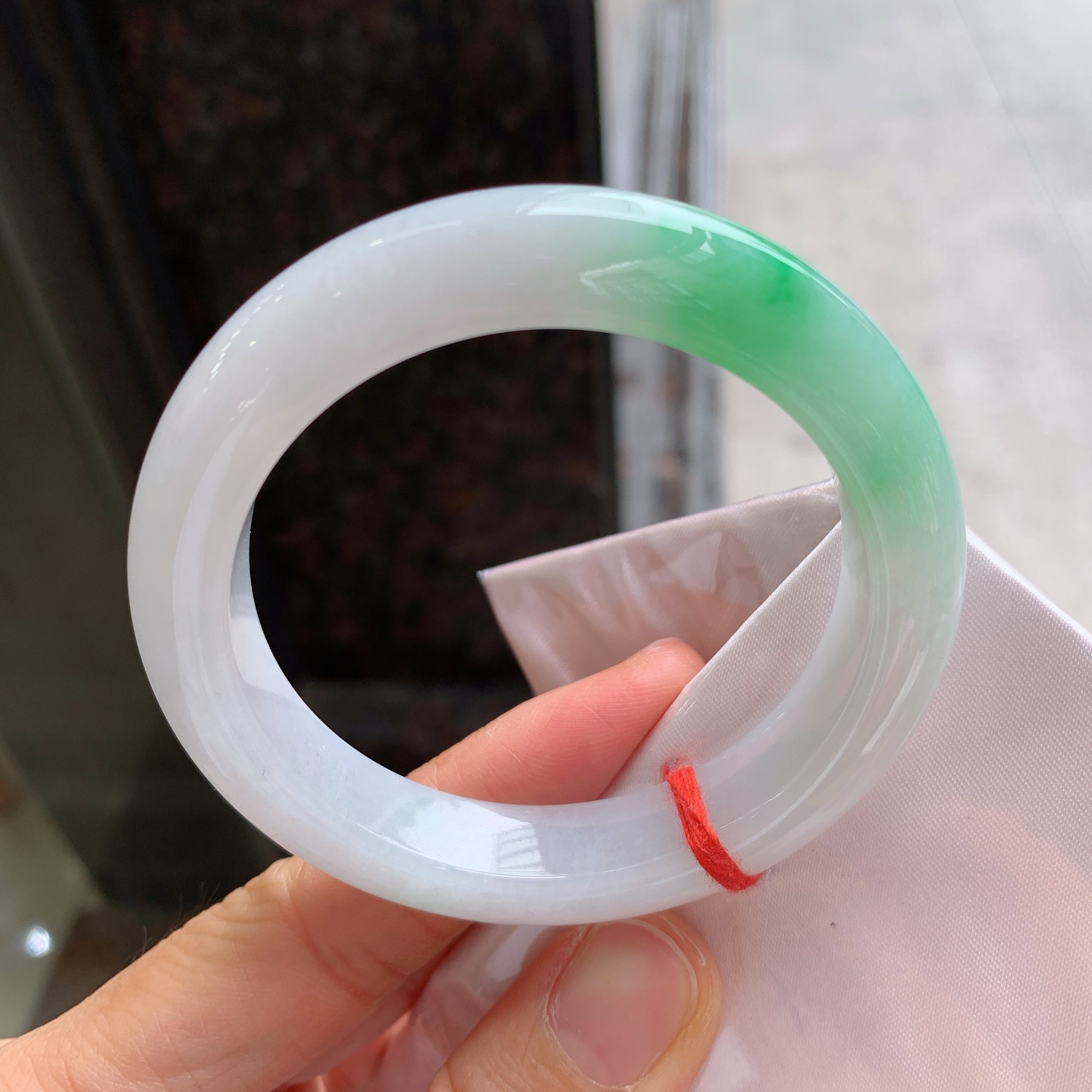 正圈飘绿 表皮微纹微扣 尺寸：52.8/11.4/9 色清爽